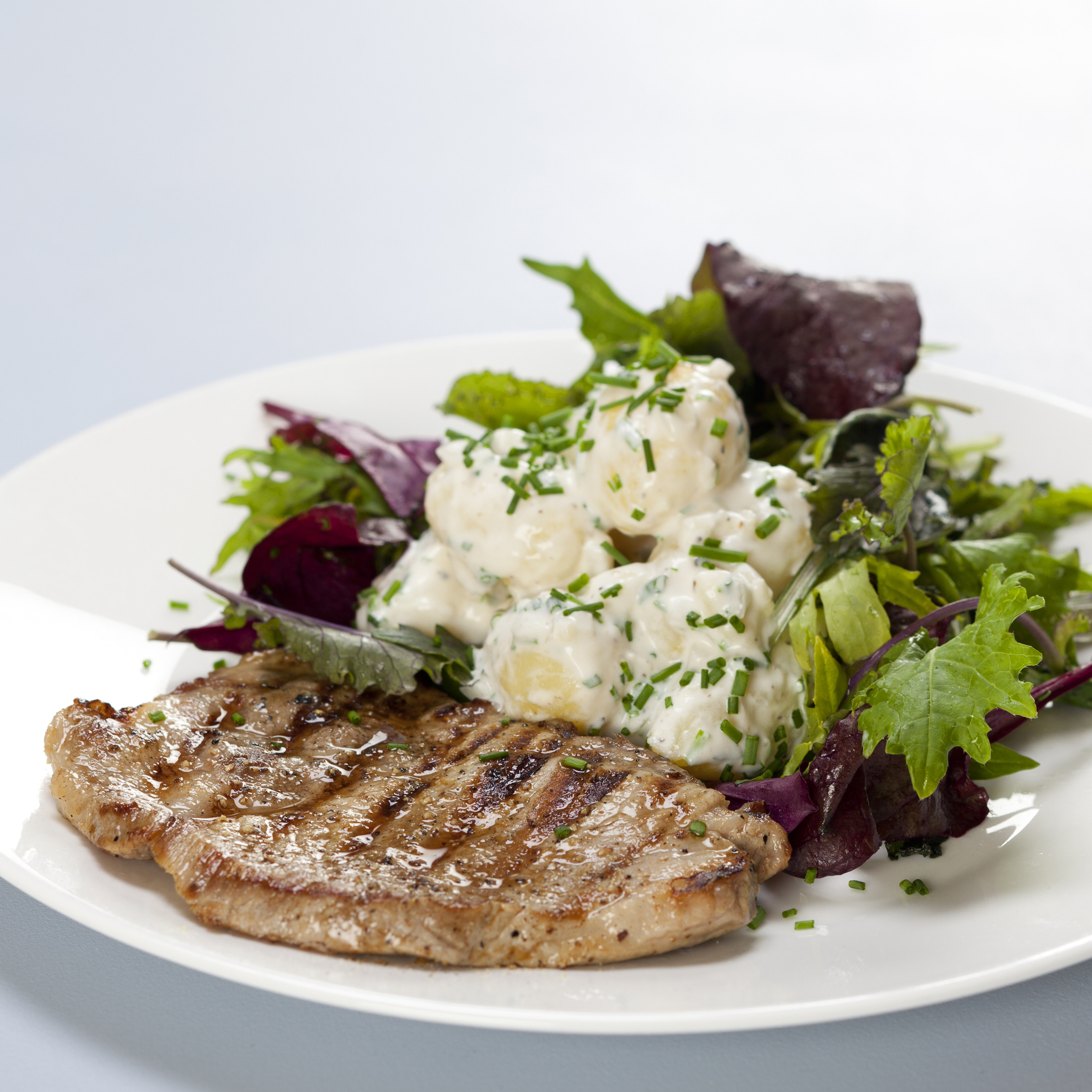 Kalvesteak med kold kartoffelsalat og spæde blandede salater