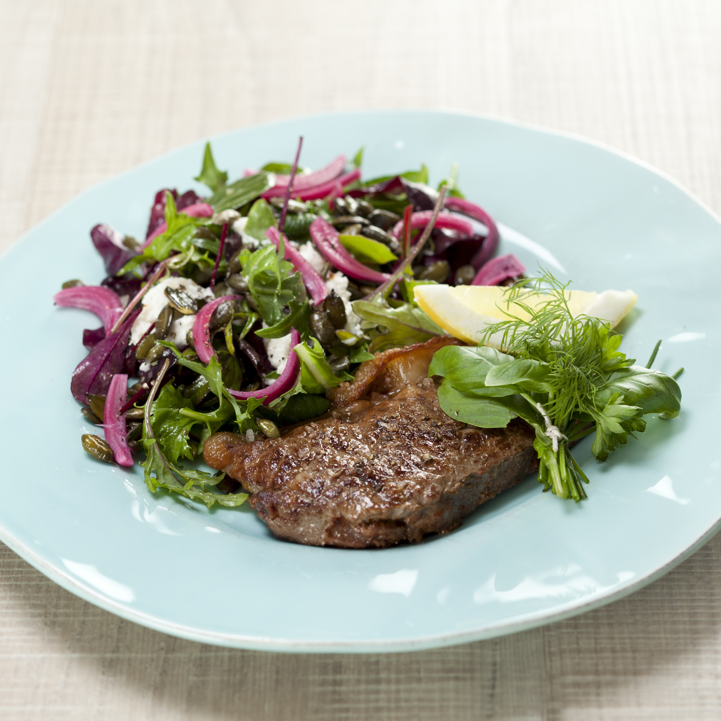 Kalvesteak og salat med mozzarella, friske krydderurter og syltede løg