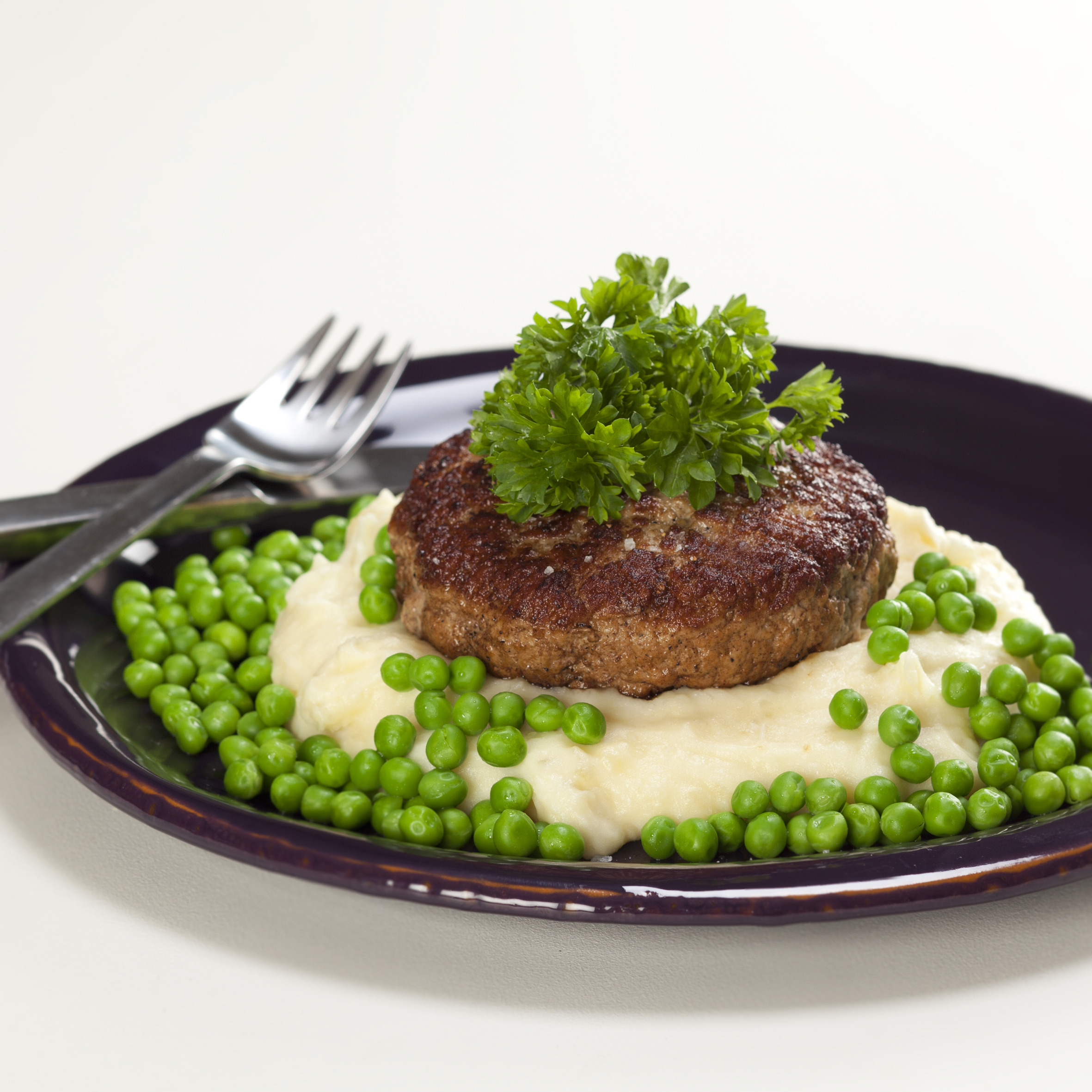 Karbonader med kartoffelmos, ærter og persille