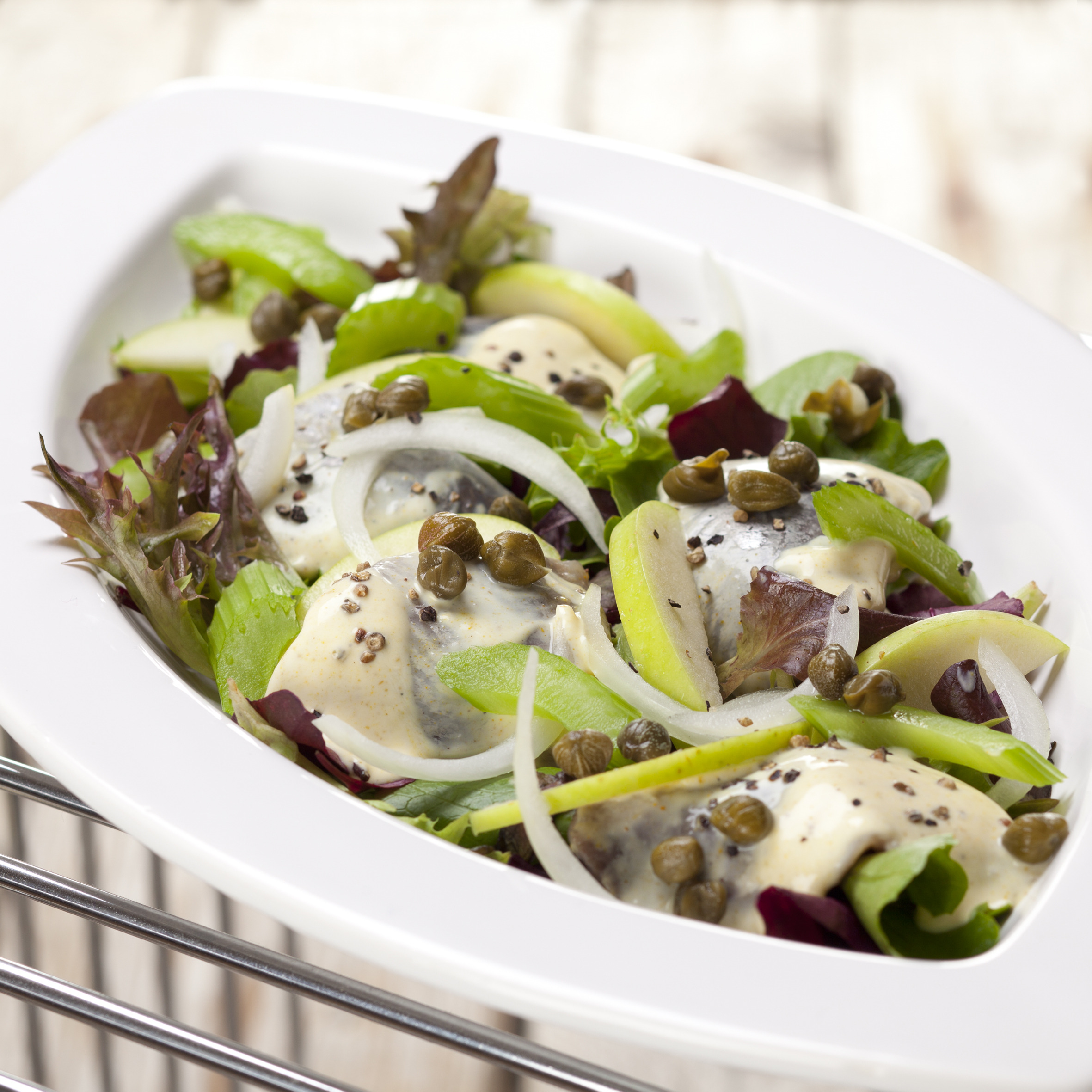 Karrysild med æbler, løg og kapers