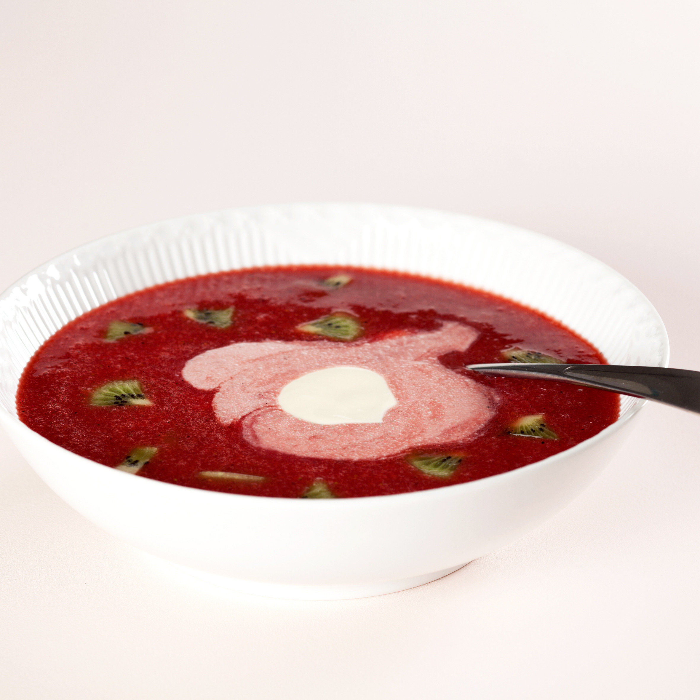 Kold jordbærsuppe med kiwi og skyr