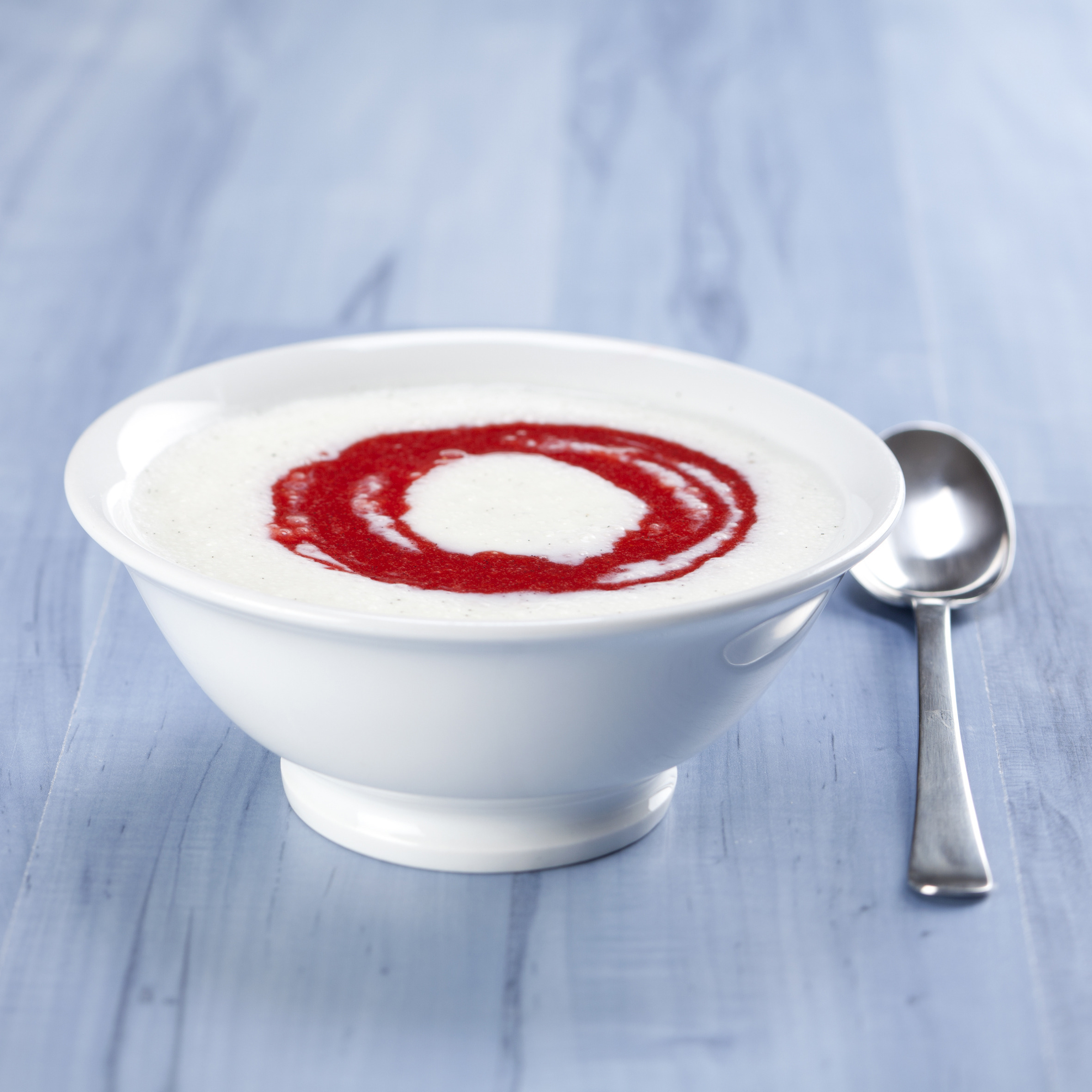 Koldskål med jordbærcoulis