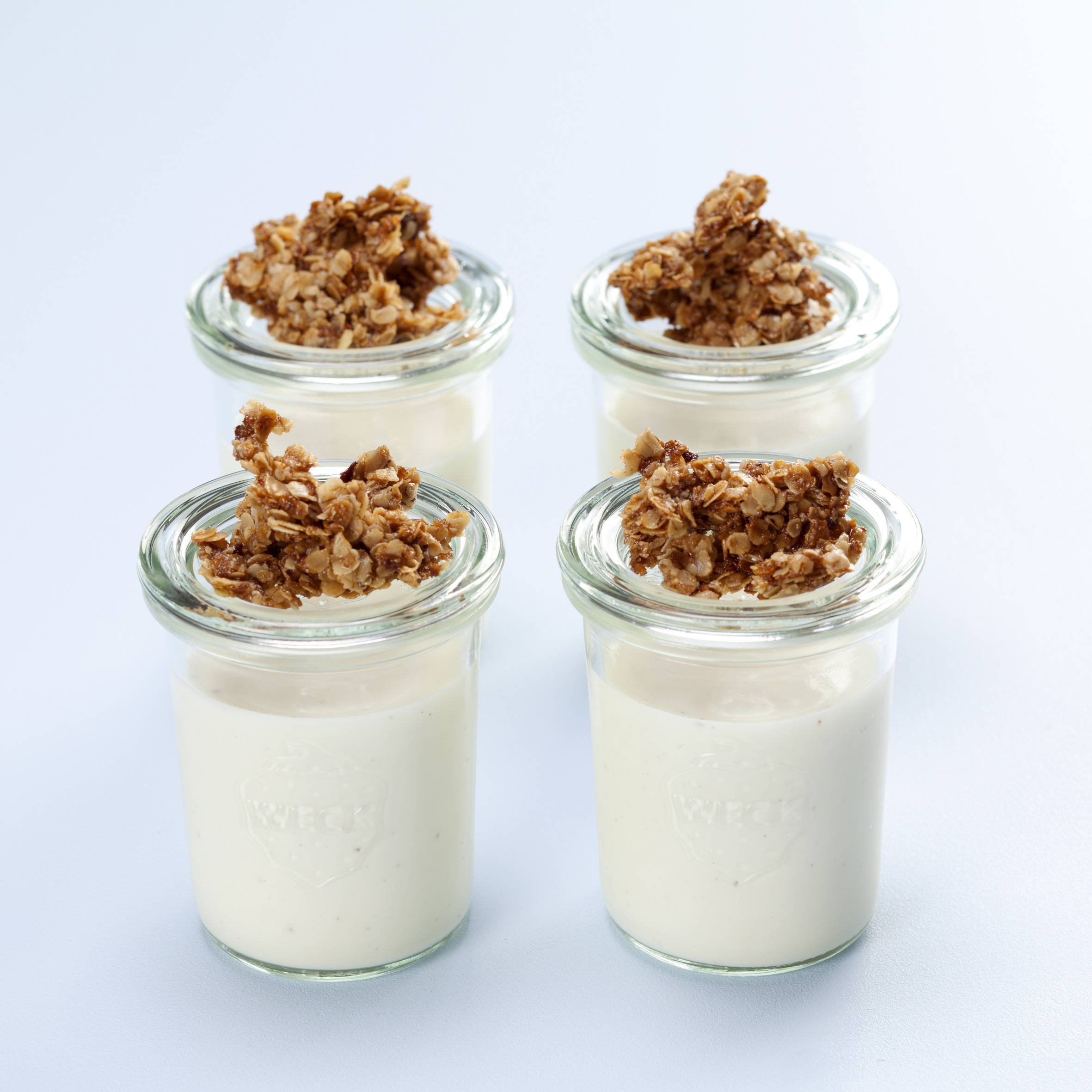 Koldskål med æg og smørristede havregryn