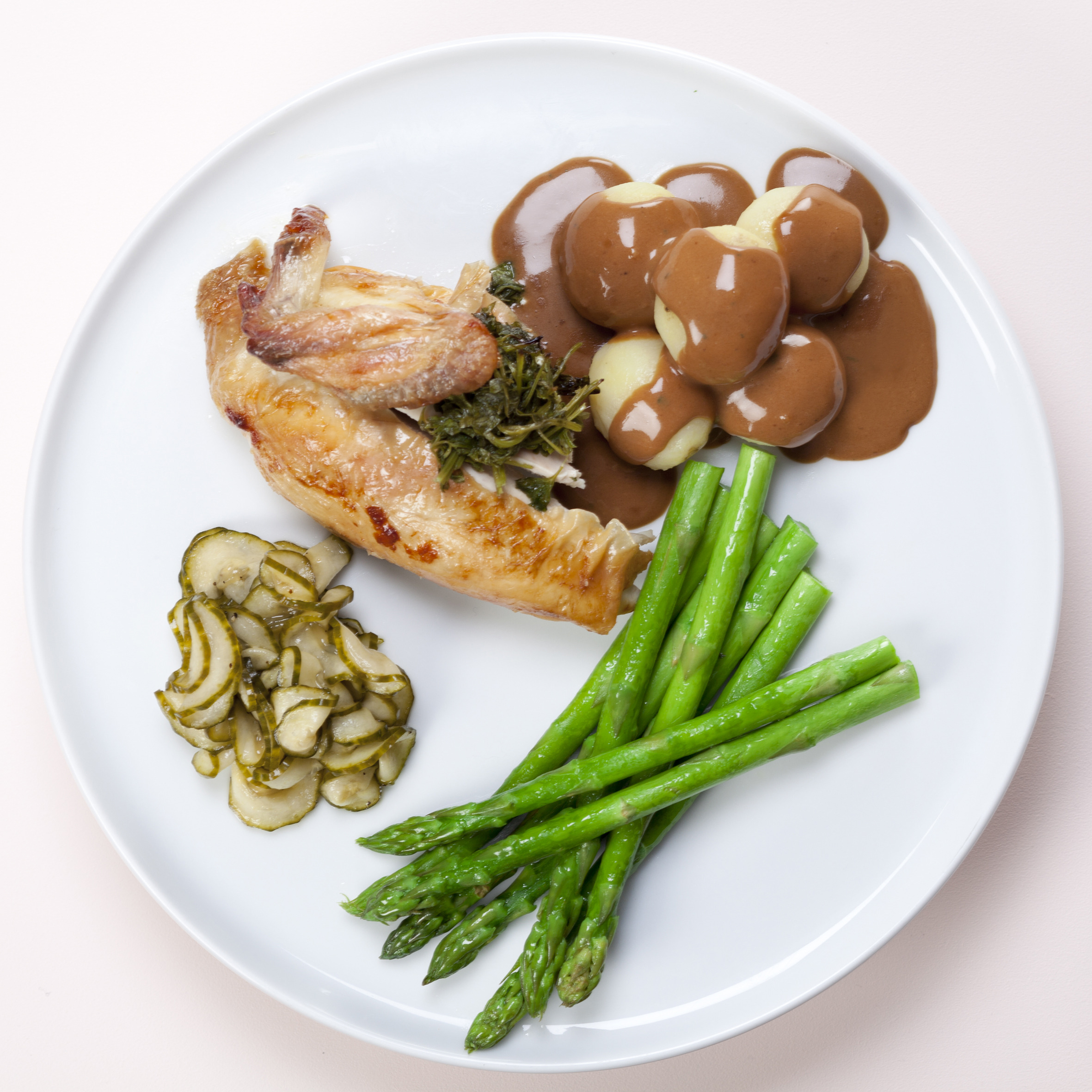 Kylling med grønne asparges og agurkesalat