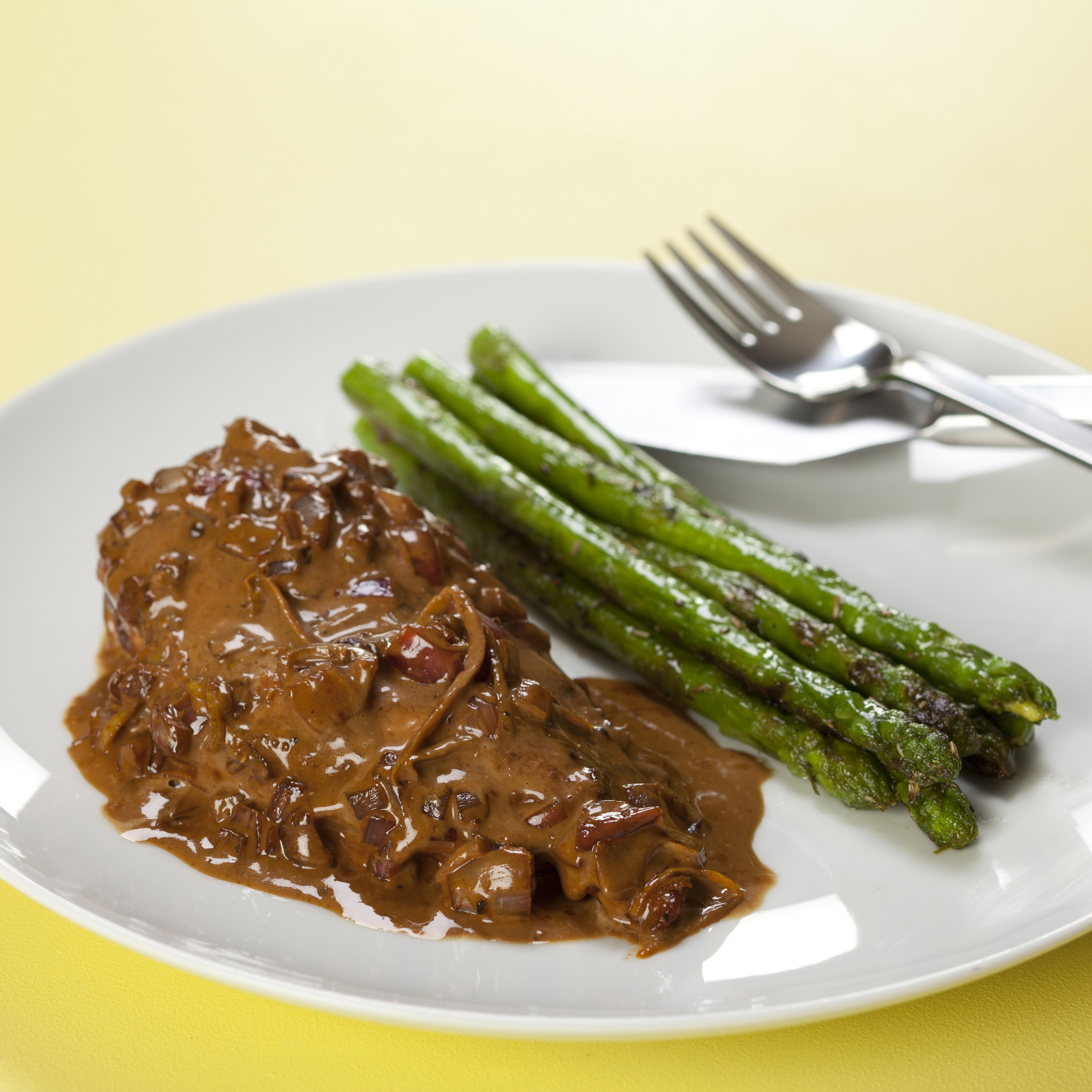 Kylling med løgsauce med citron og grønne asparges
