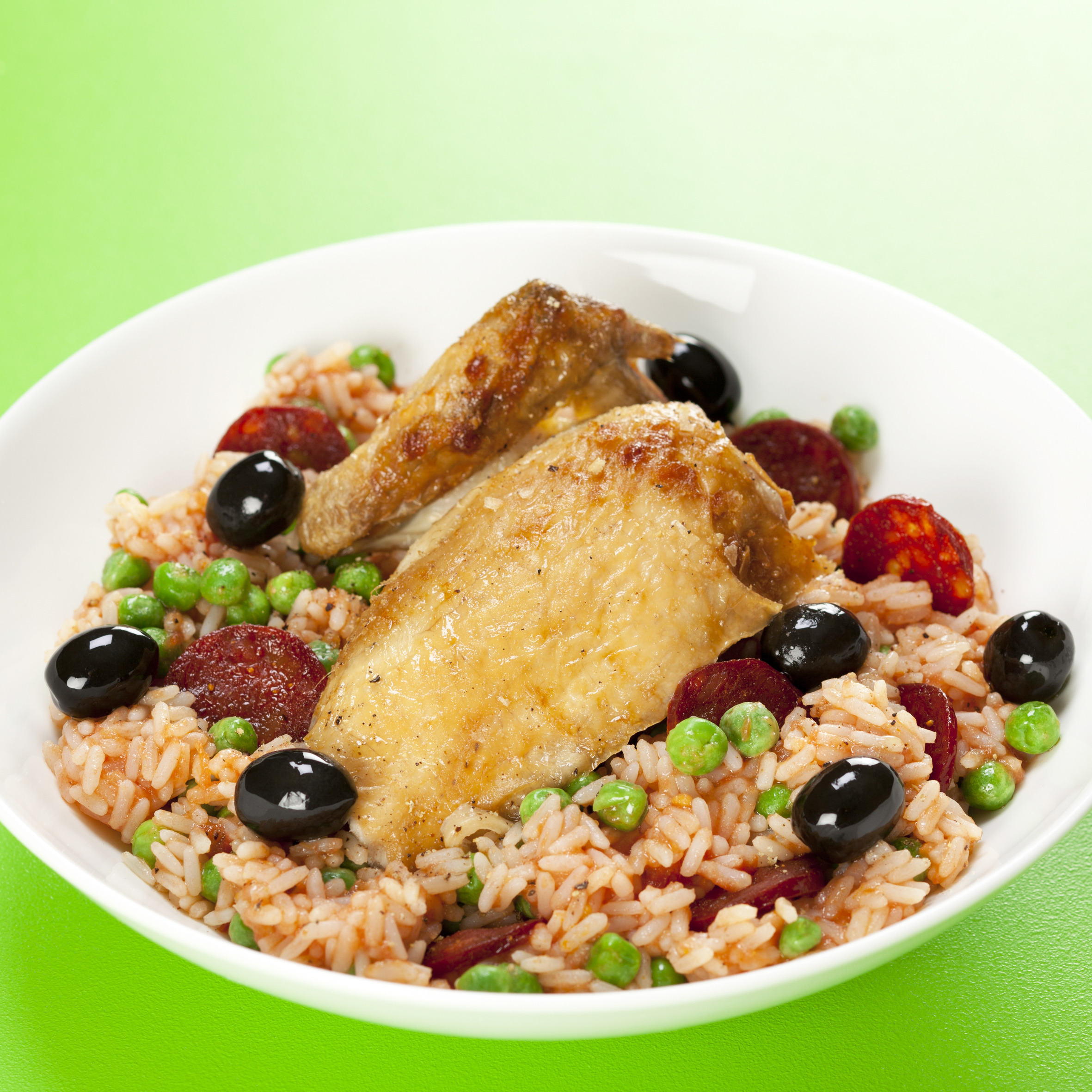 Kylling med tomatiserede ris, chorizo og oliven
