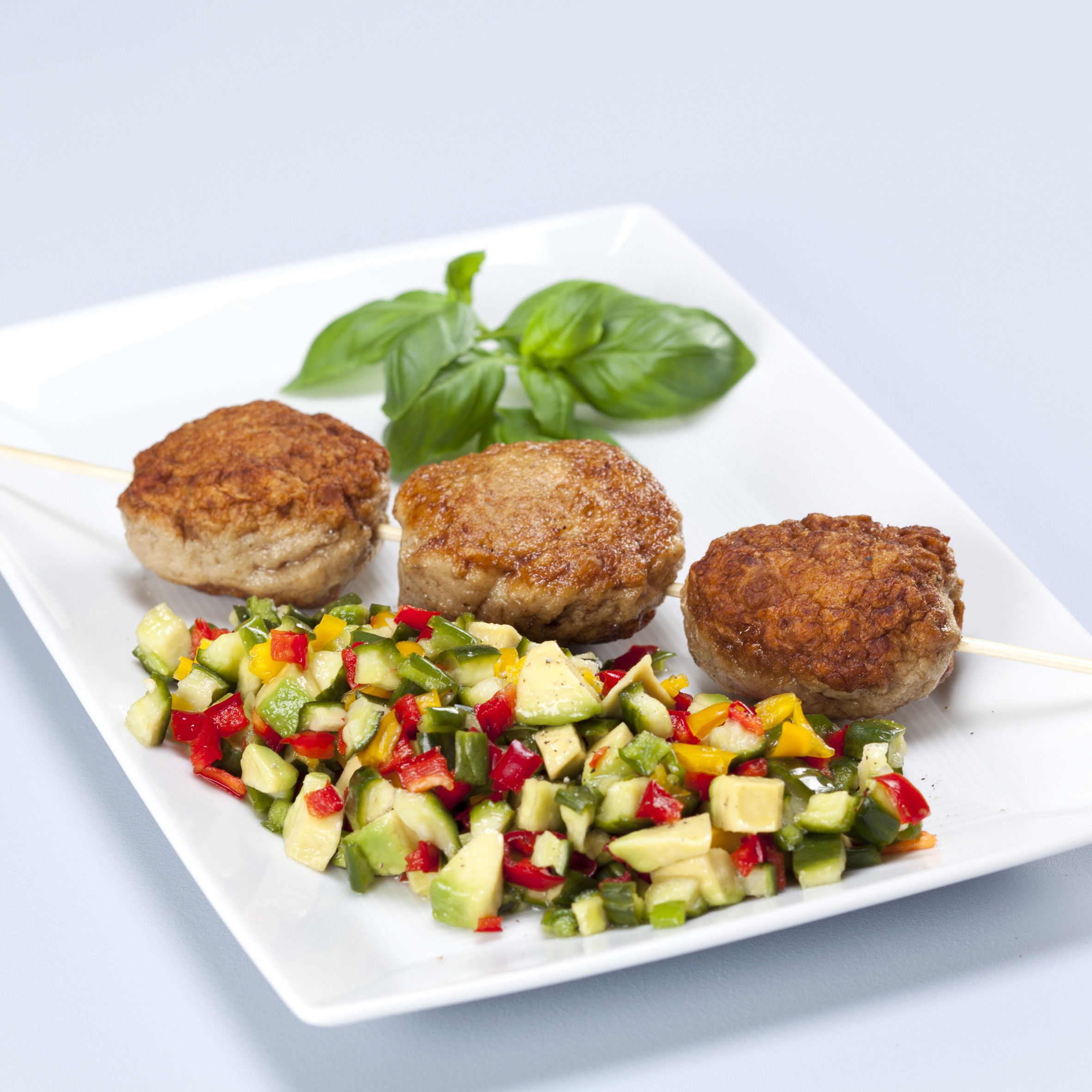 Kyllingefrikadeller med ingefær og peberfrugtrelish