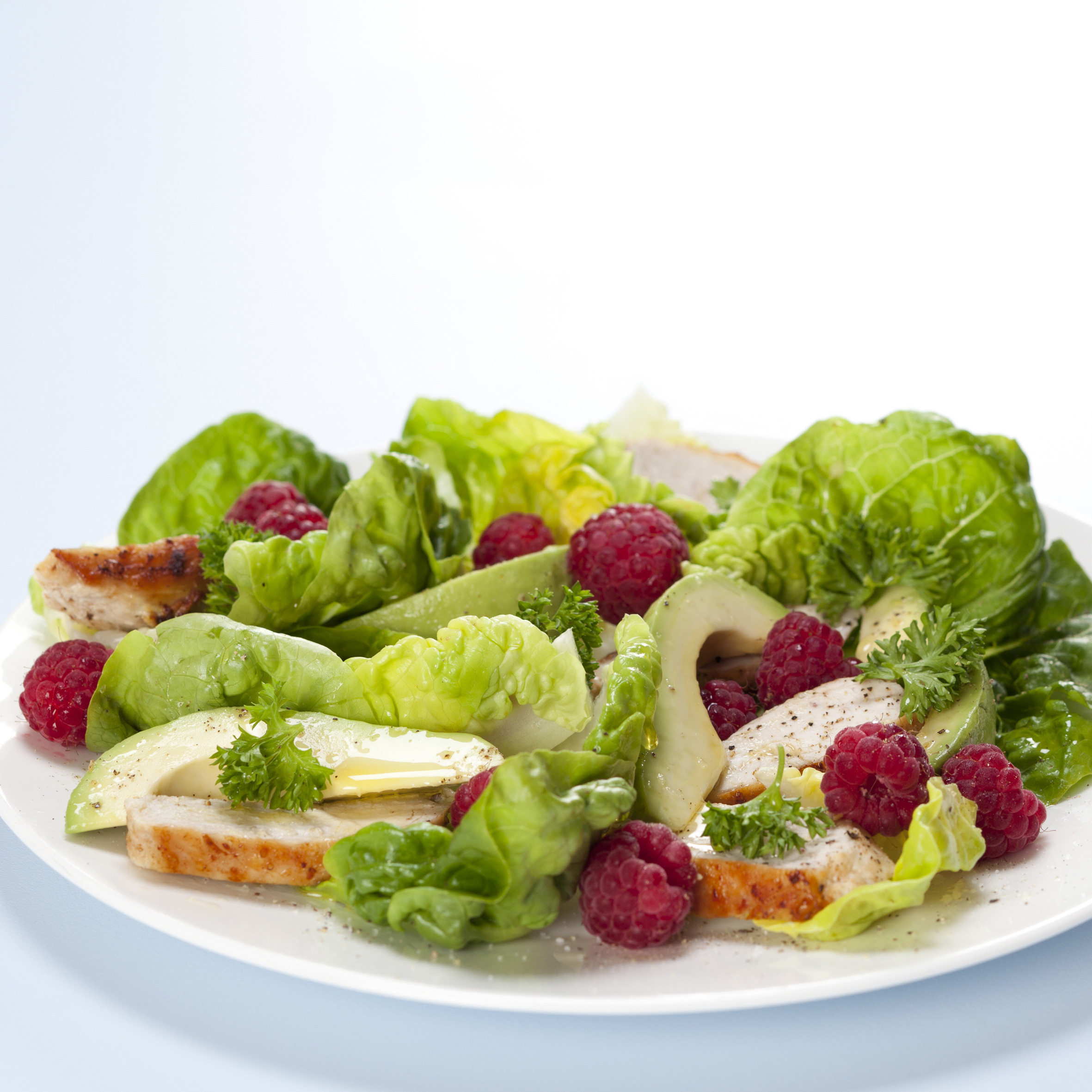 Kyllingesalat med avocado og hindbær