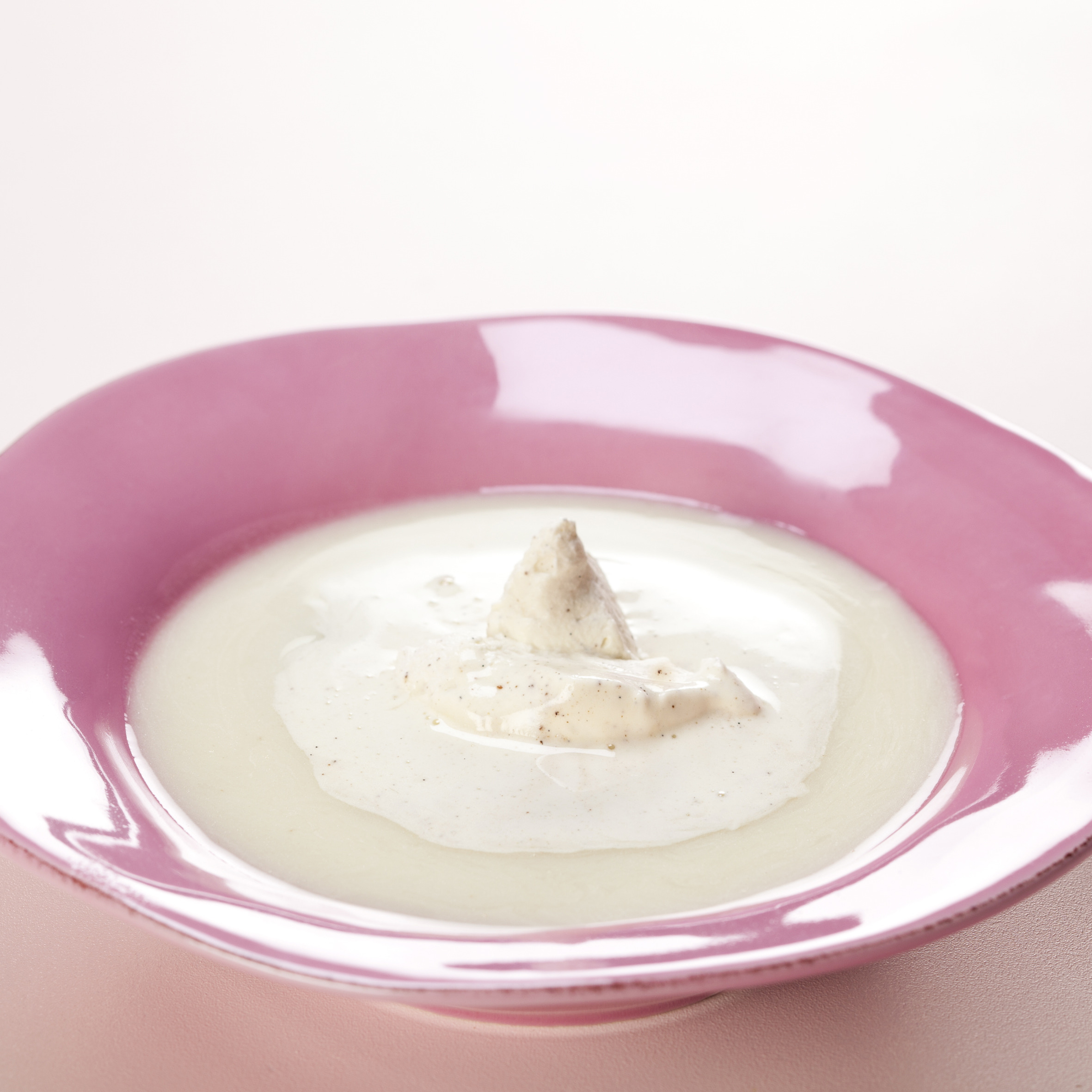 Kærnemælkssuppe med rosiner og vaniljecreme