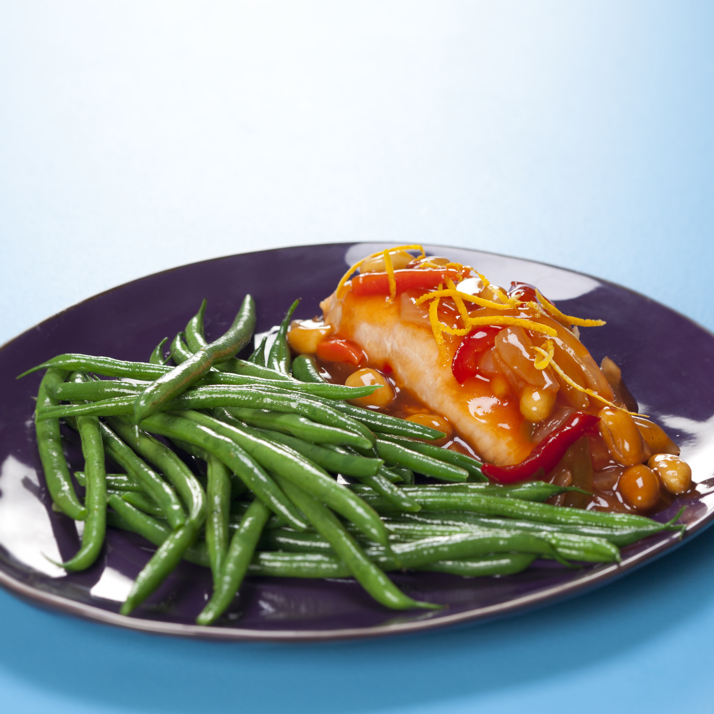 Laks med grønne bønner og sur-sød sauce