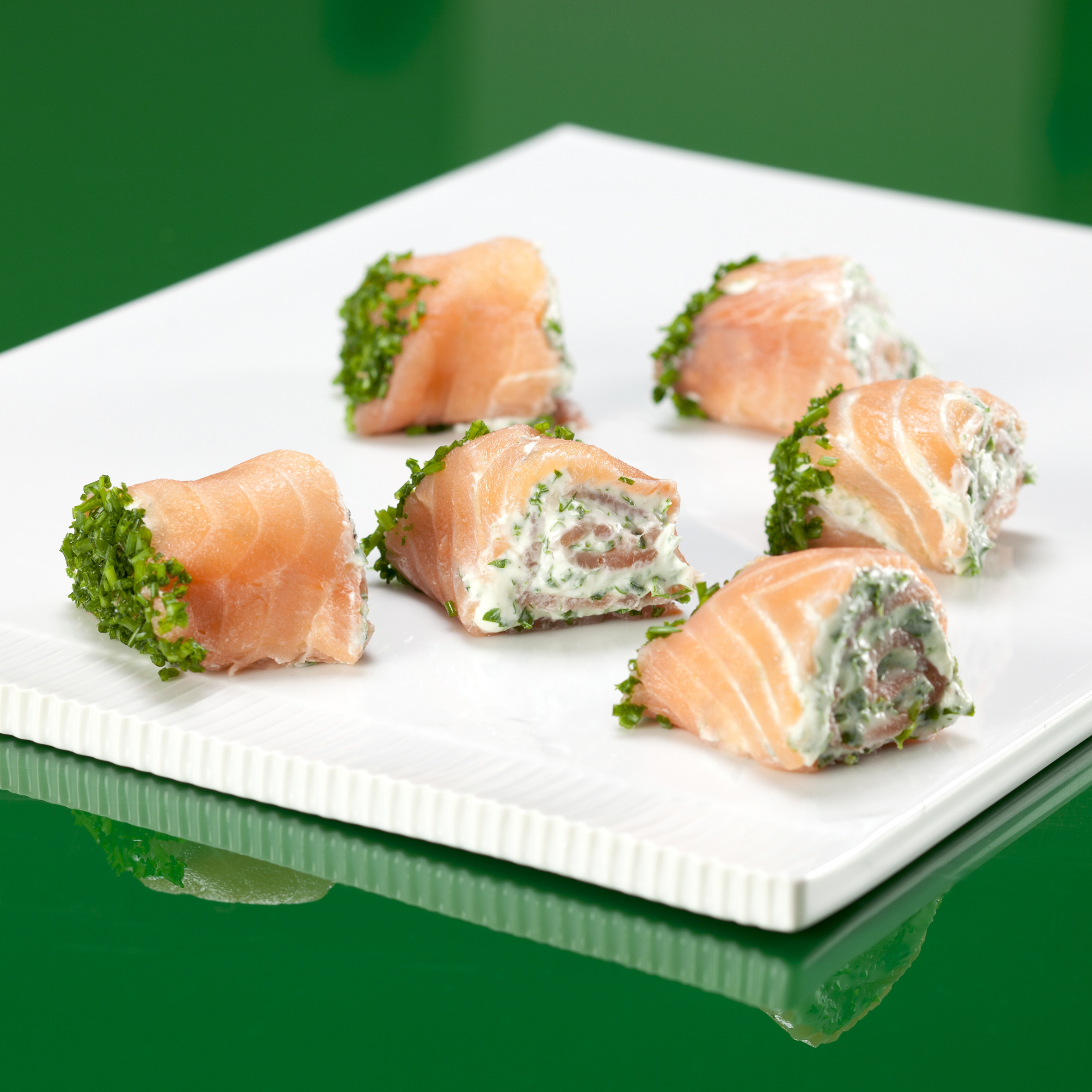 Lakseruller med creme og krydderurter