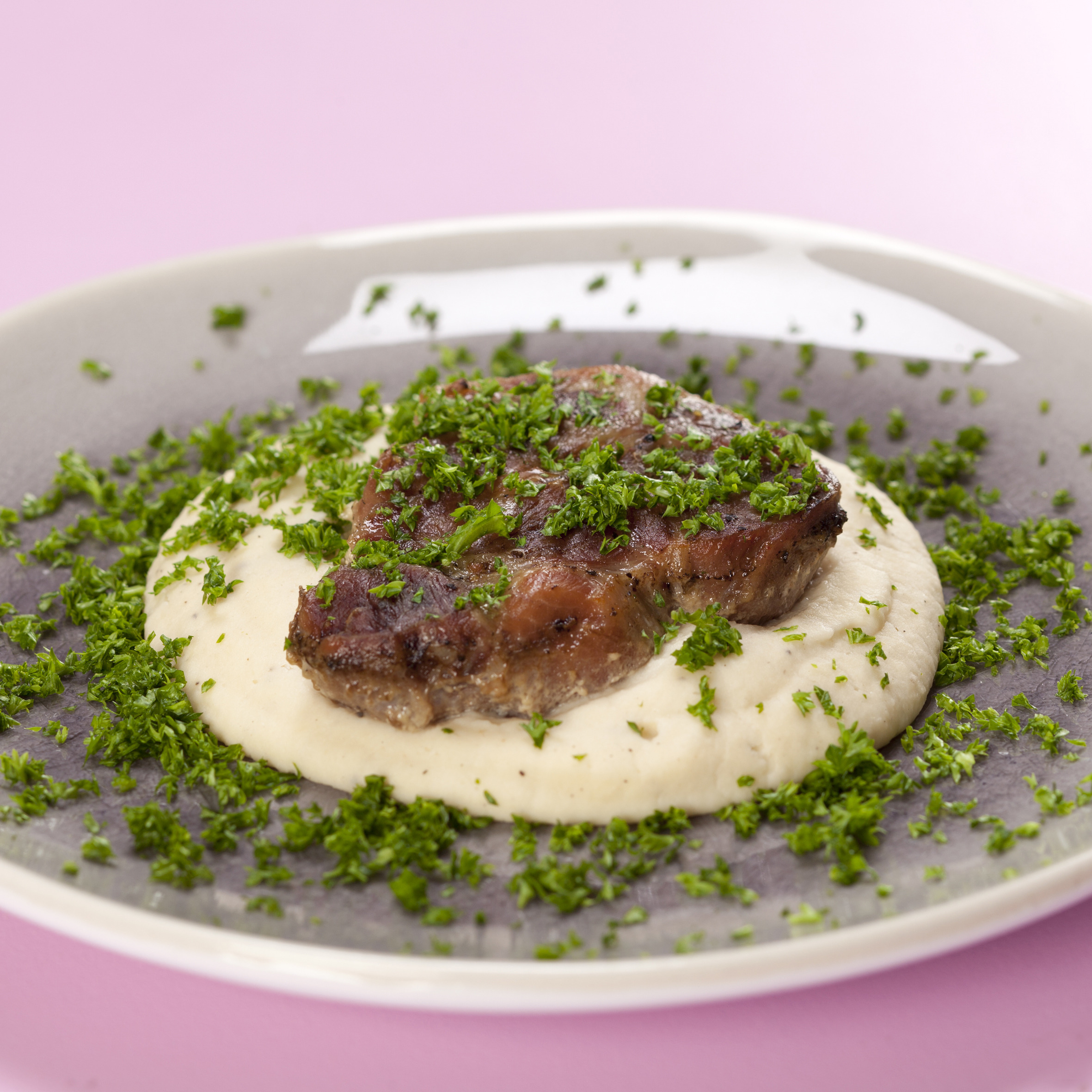 Langtidsbagt svinenakke med agurkesalat