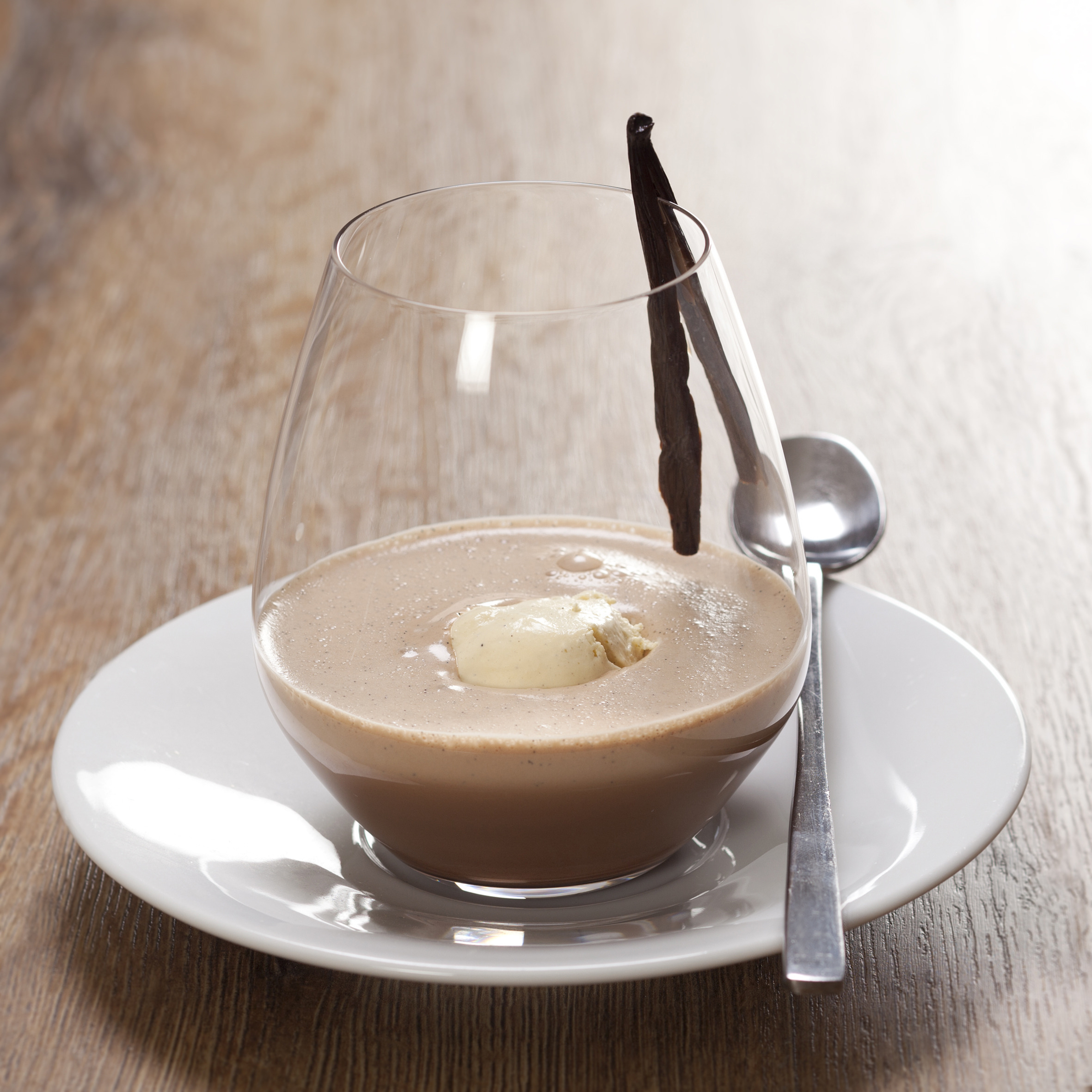 Lun chokolade med kaffe og vaniljeis