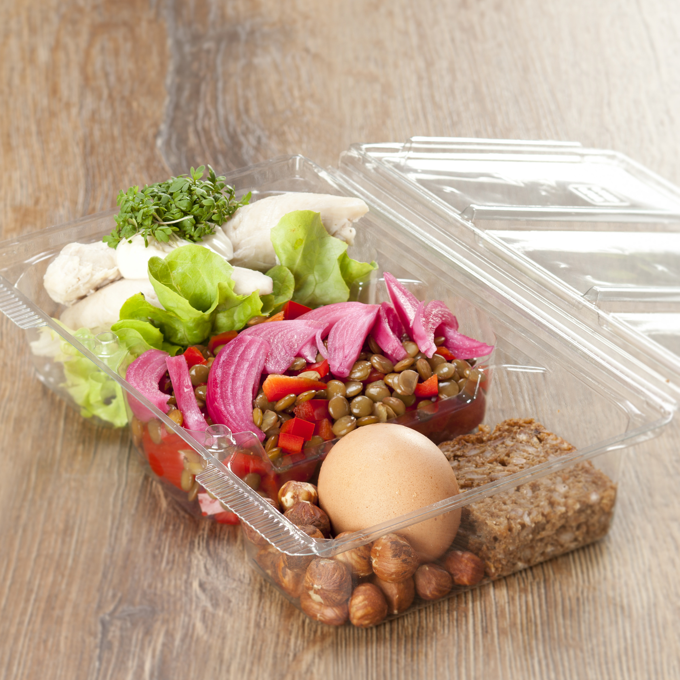 Madpakke med salater, linser, æg og hasselnødder