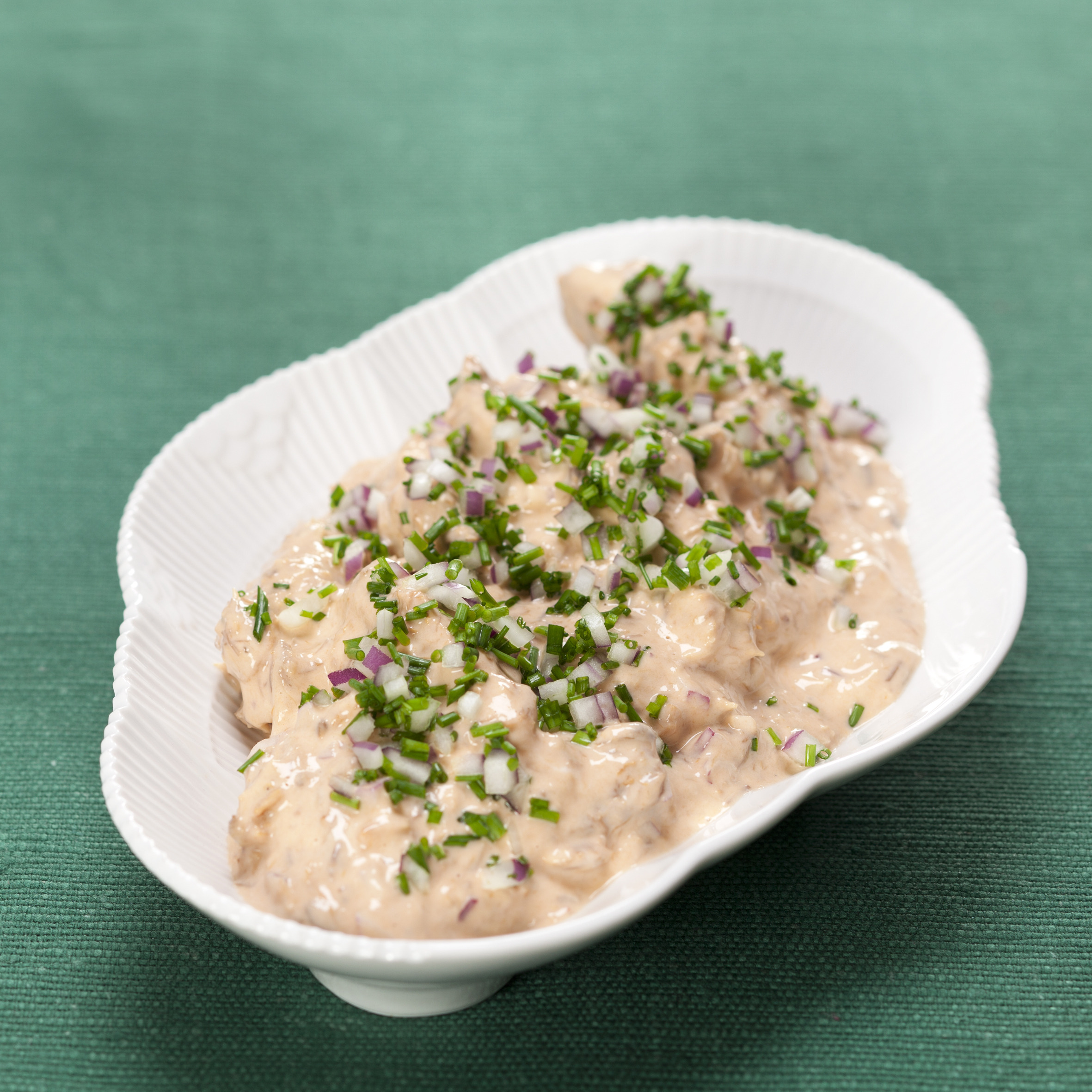 Makrelsalat med rødløg og purløg