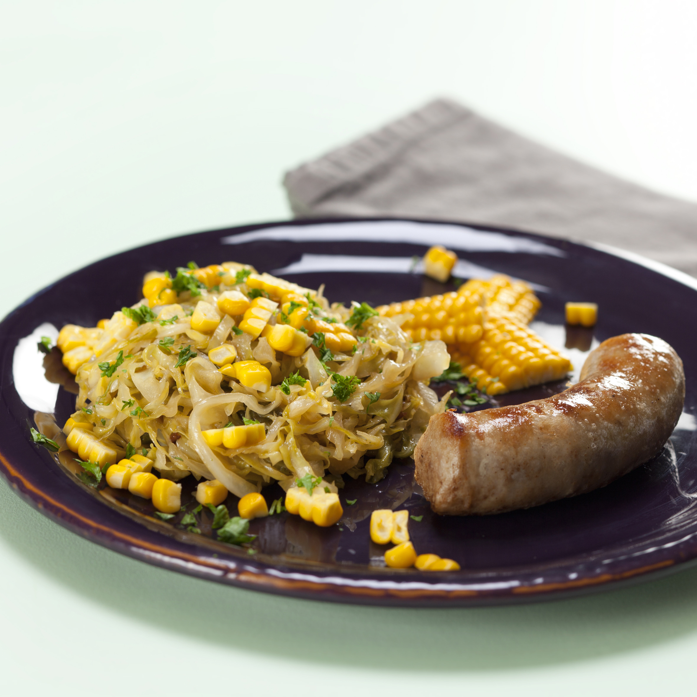 Medisterpølse med kålsauté med majs og persille