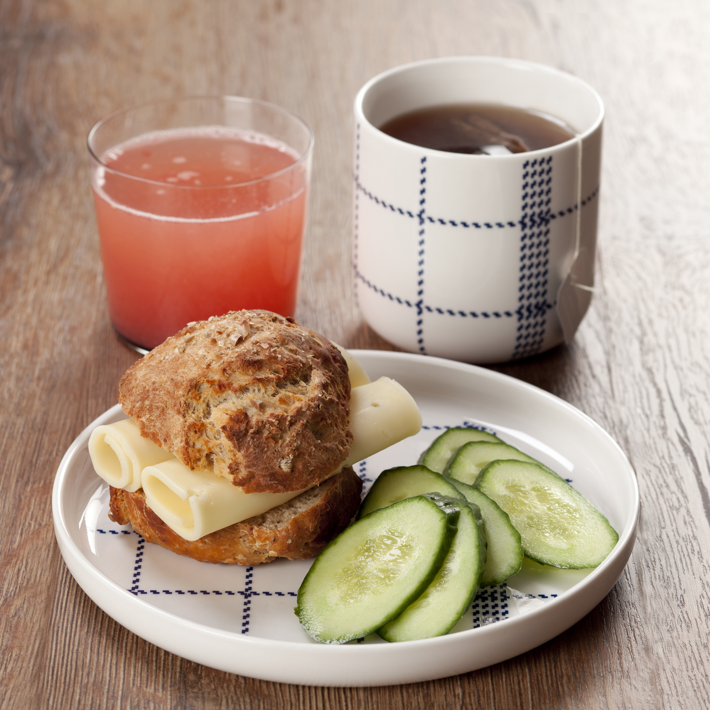 Morgenbolle med ost og rosa grapejuice