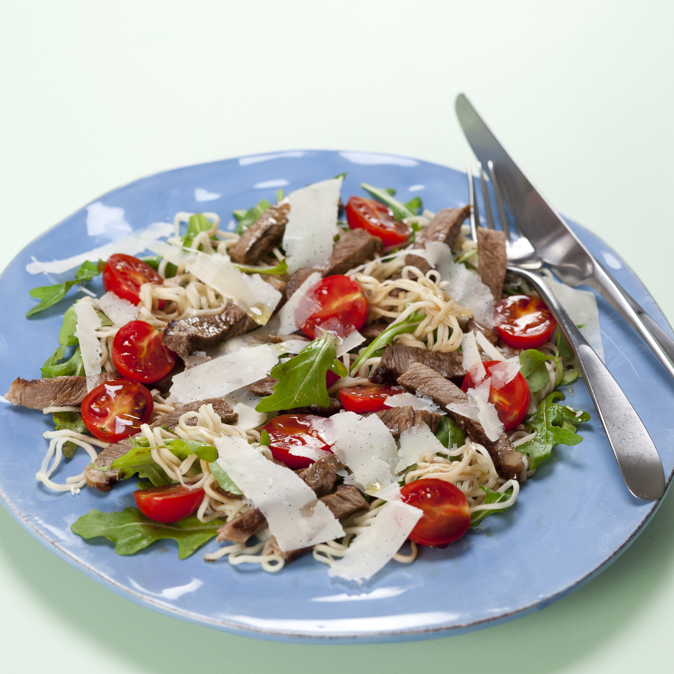 Nudelsalat med kalvekød, rucola, tomater og parmesan