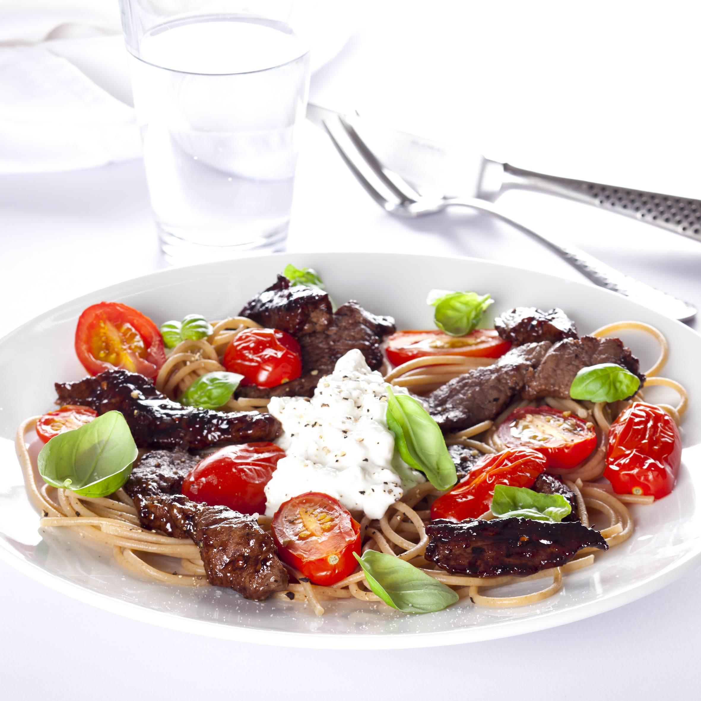 Oksekød med bagte tomater, pasta, basilikum og hytteost