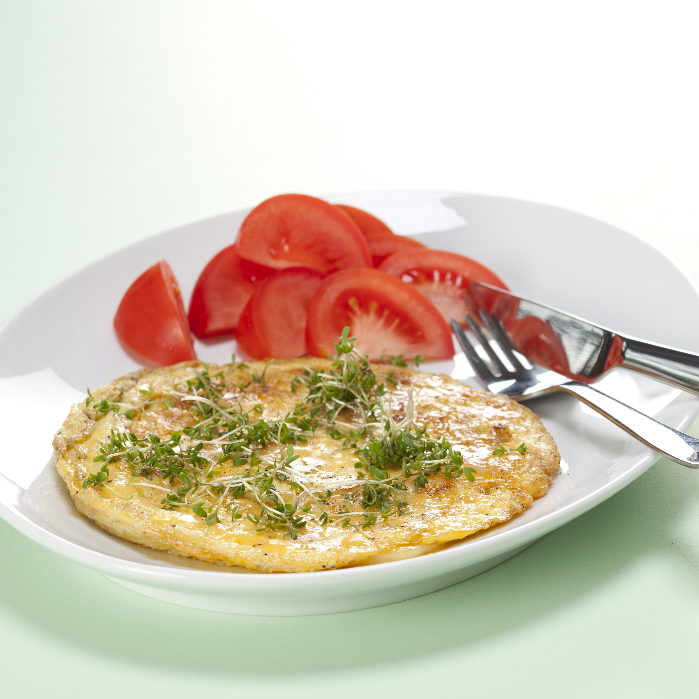 Omelet med cheddar ost, karse og tomater