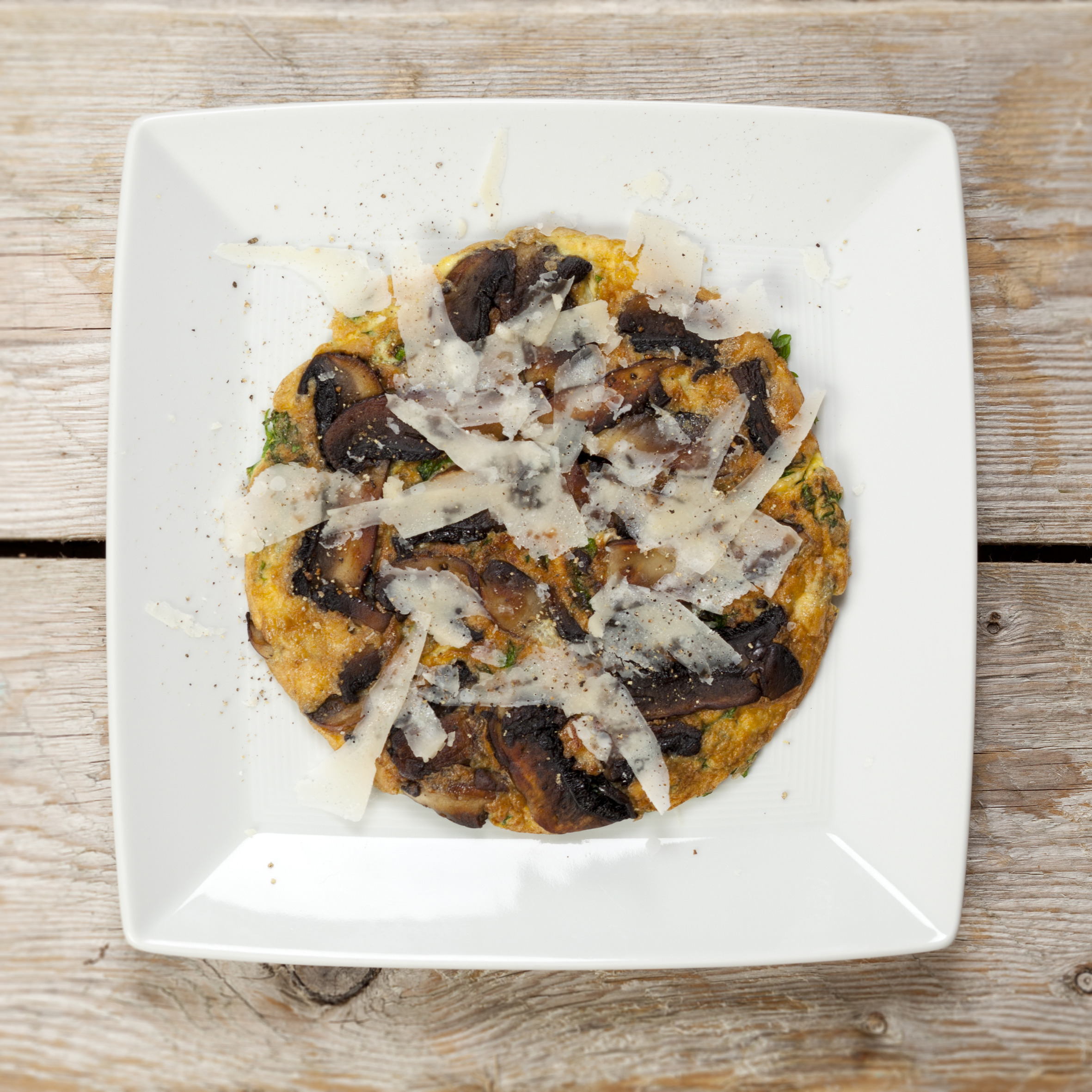 Omelet med portobello svampe, persille og parmesan