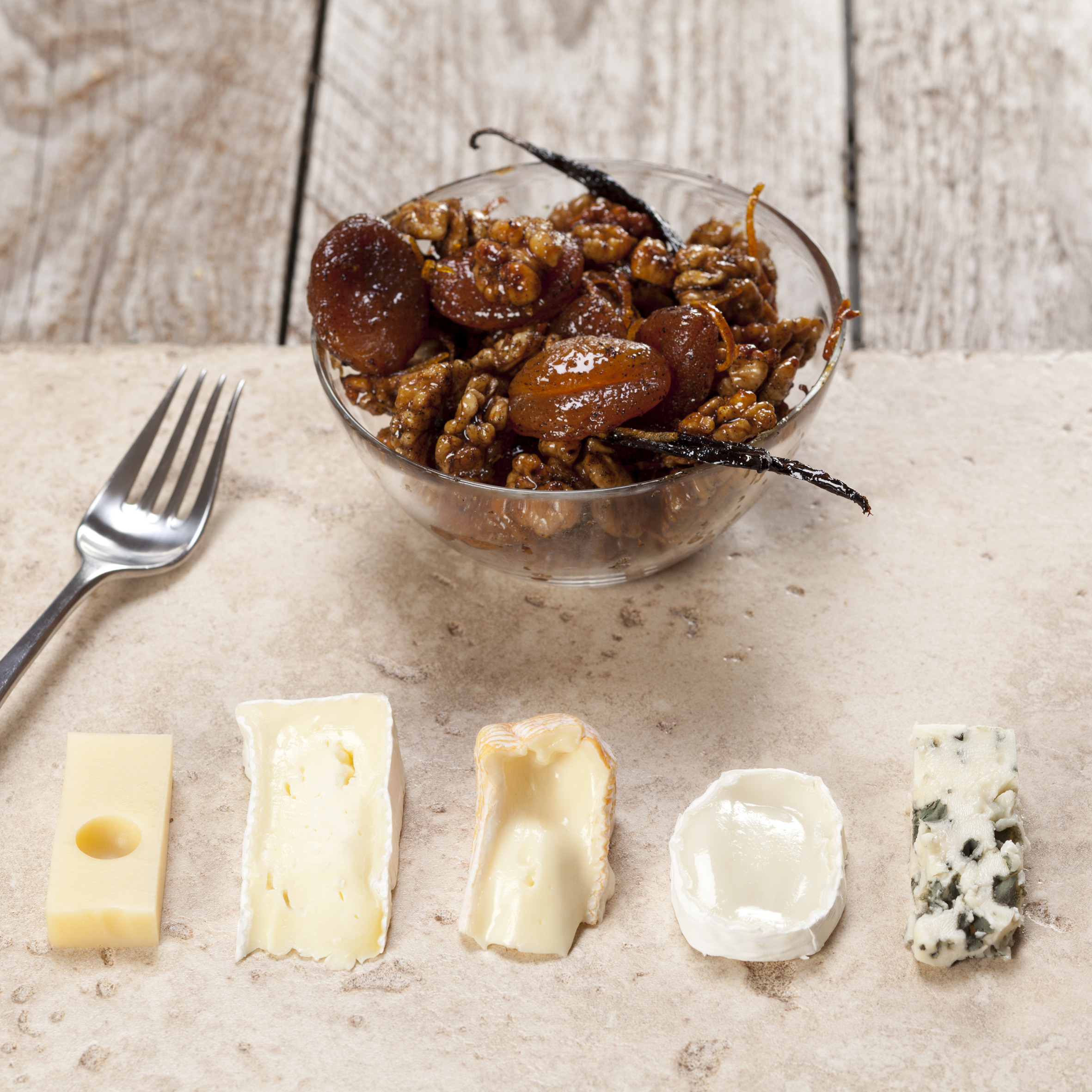 Ostetallerken med valnødder og abrikoser i honning, appelsin og vanilje