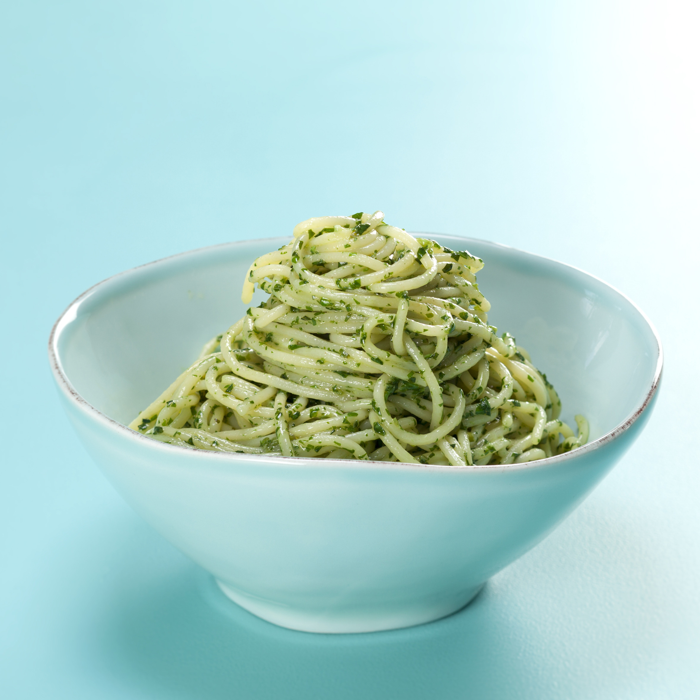 Pasta med basilikum, smør og parmesanost