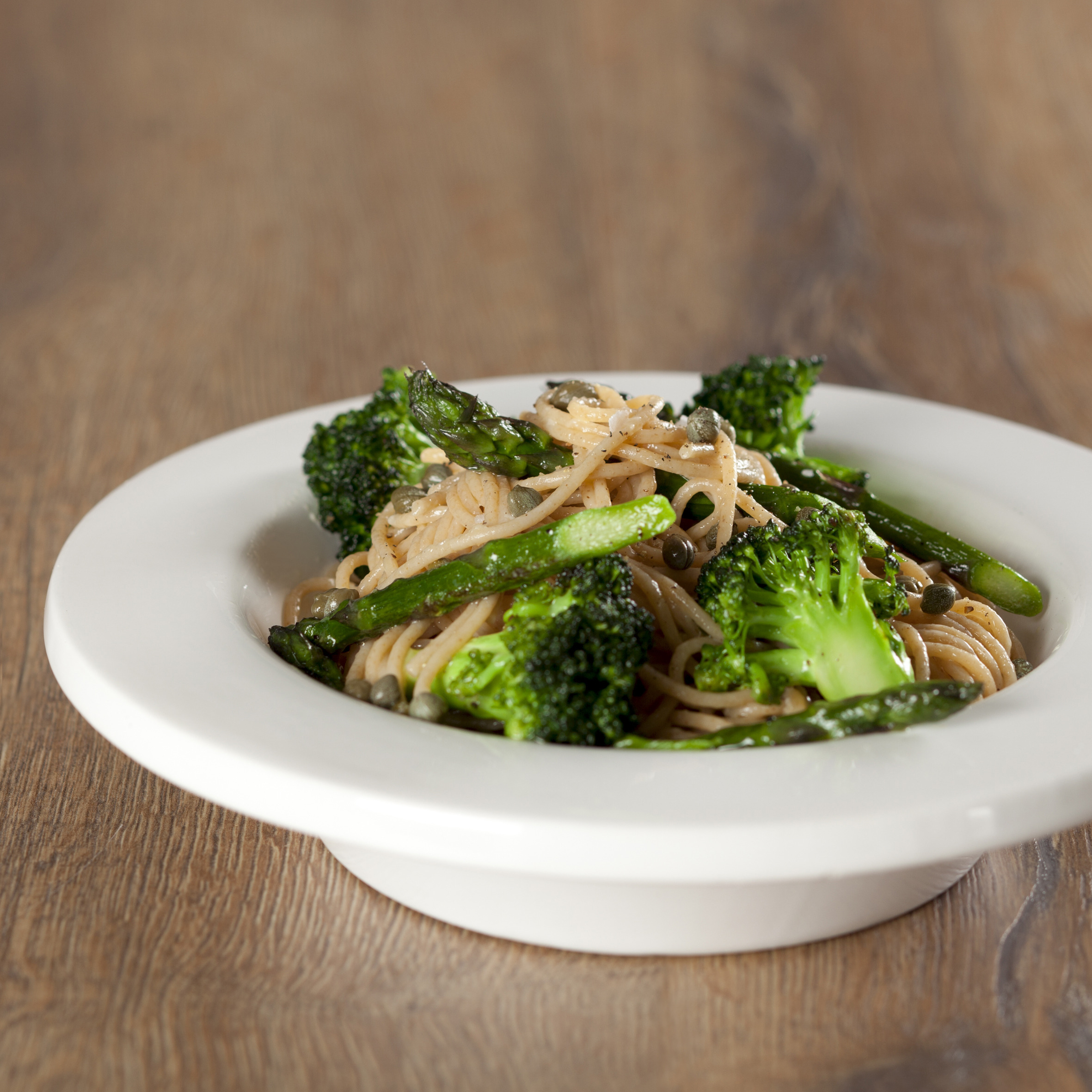 Pasta med broccoli, asparges og kapers