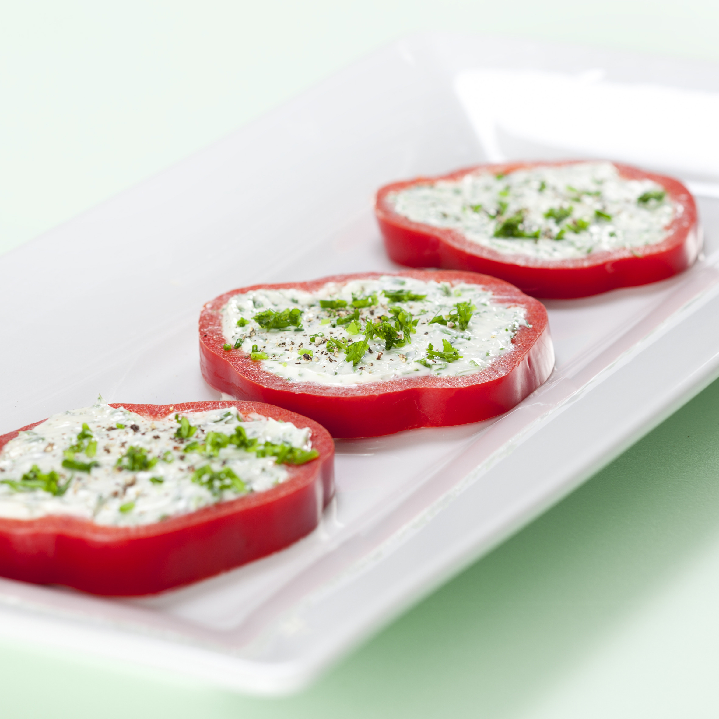 Peberfrugter med krydderurtecreme