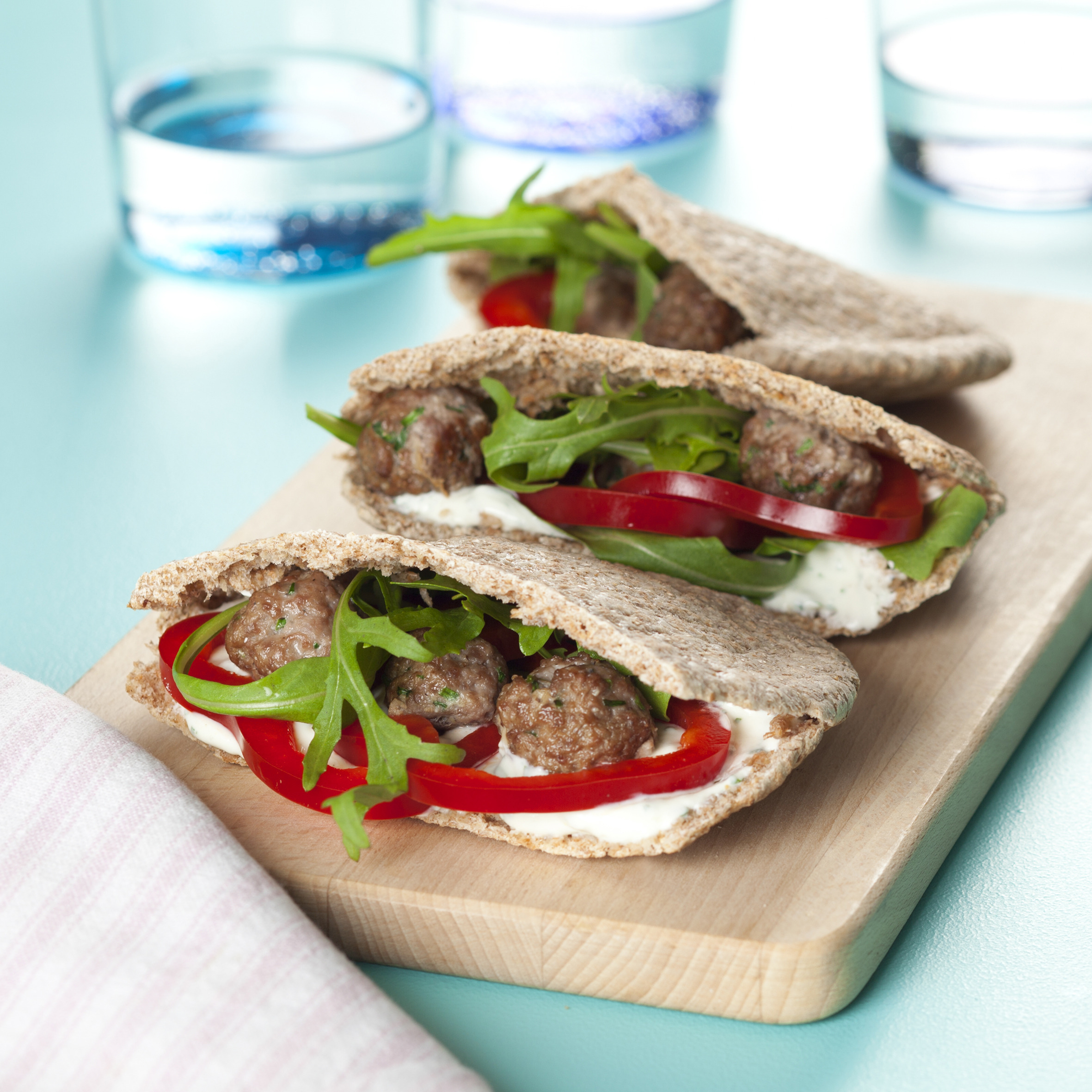 Pita med krydrede kødboller