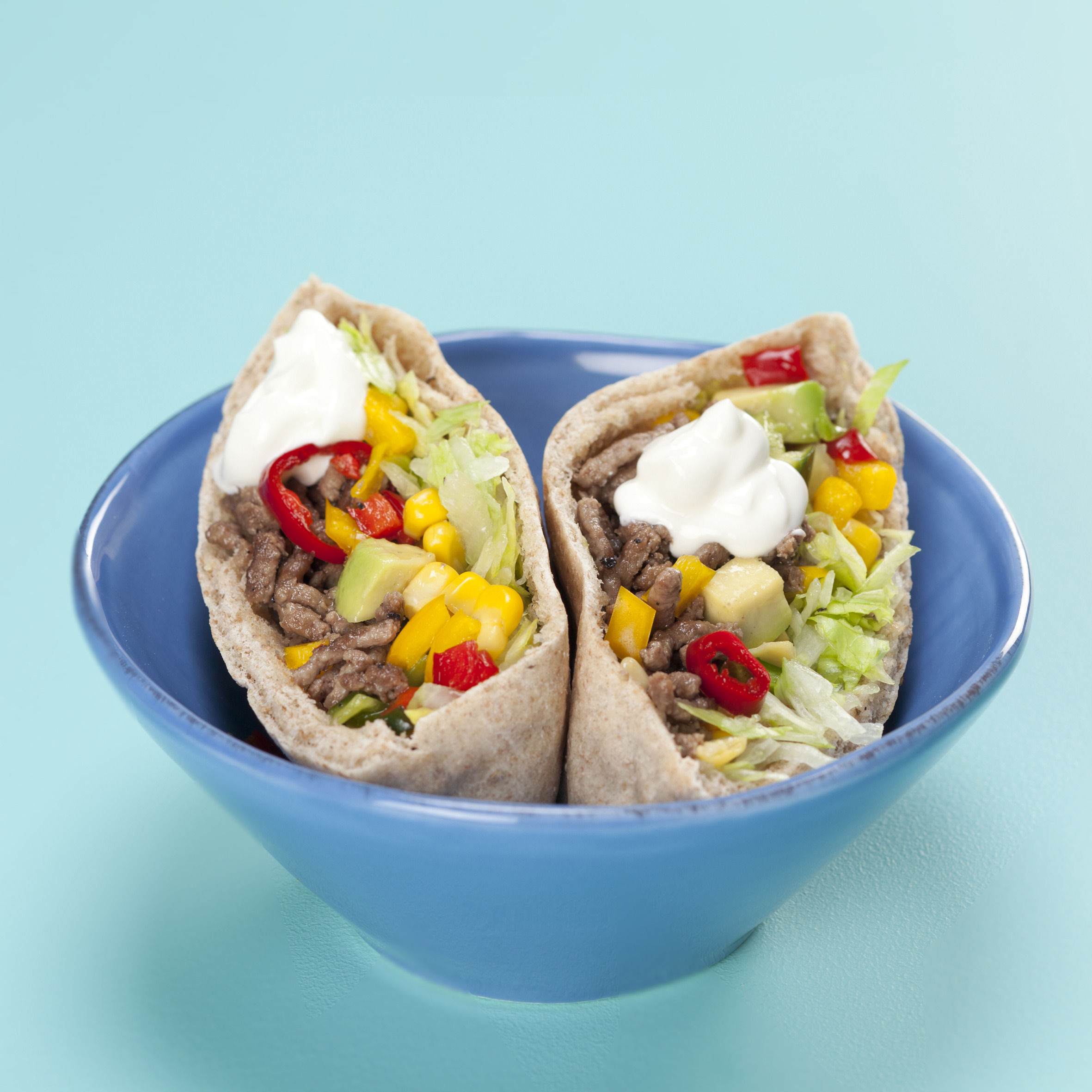 Pita med oksekød, salat, avocado, majs og chili