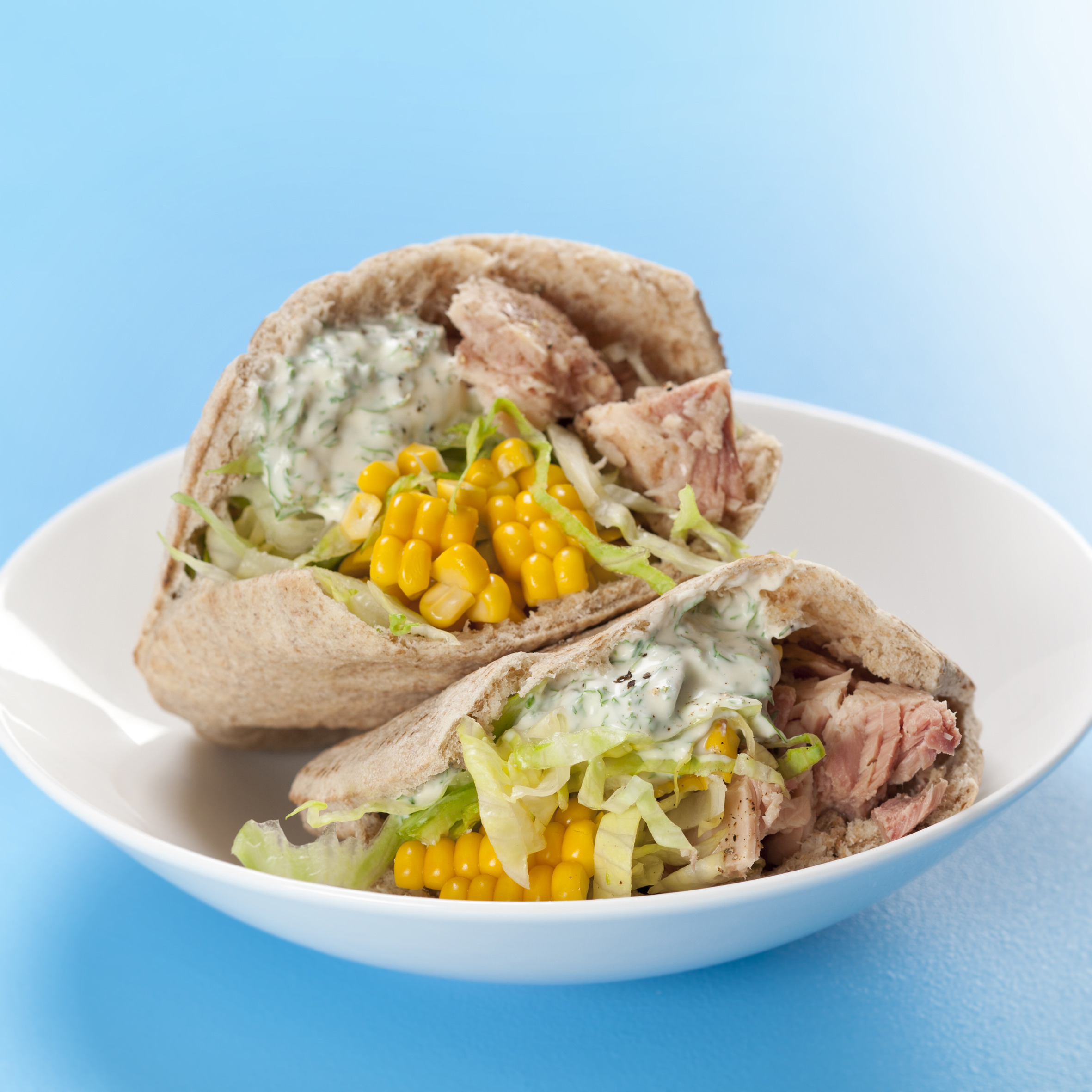 Pita med tun, majs og krydderurtecreme