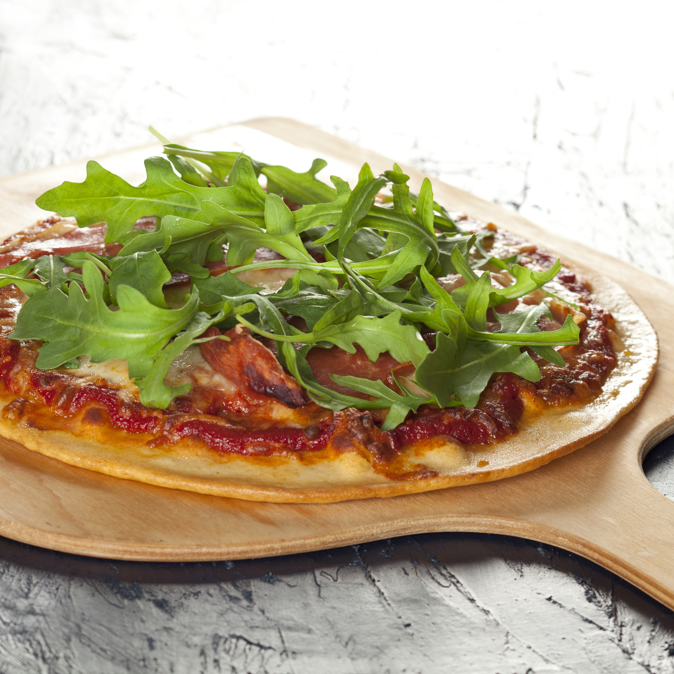Pizza med skinke og rucola 