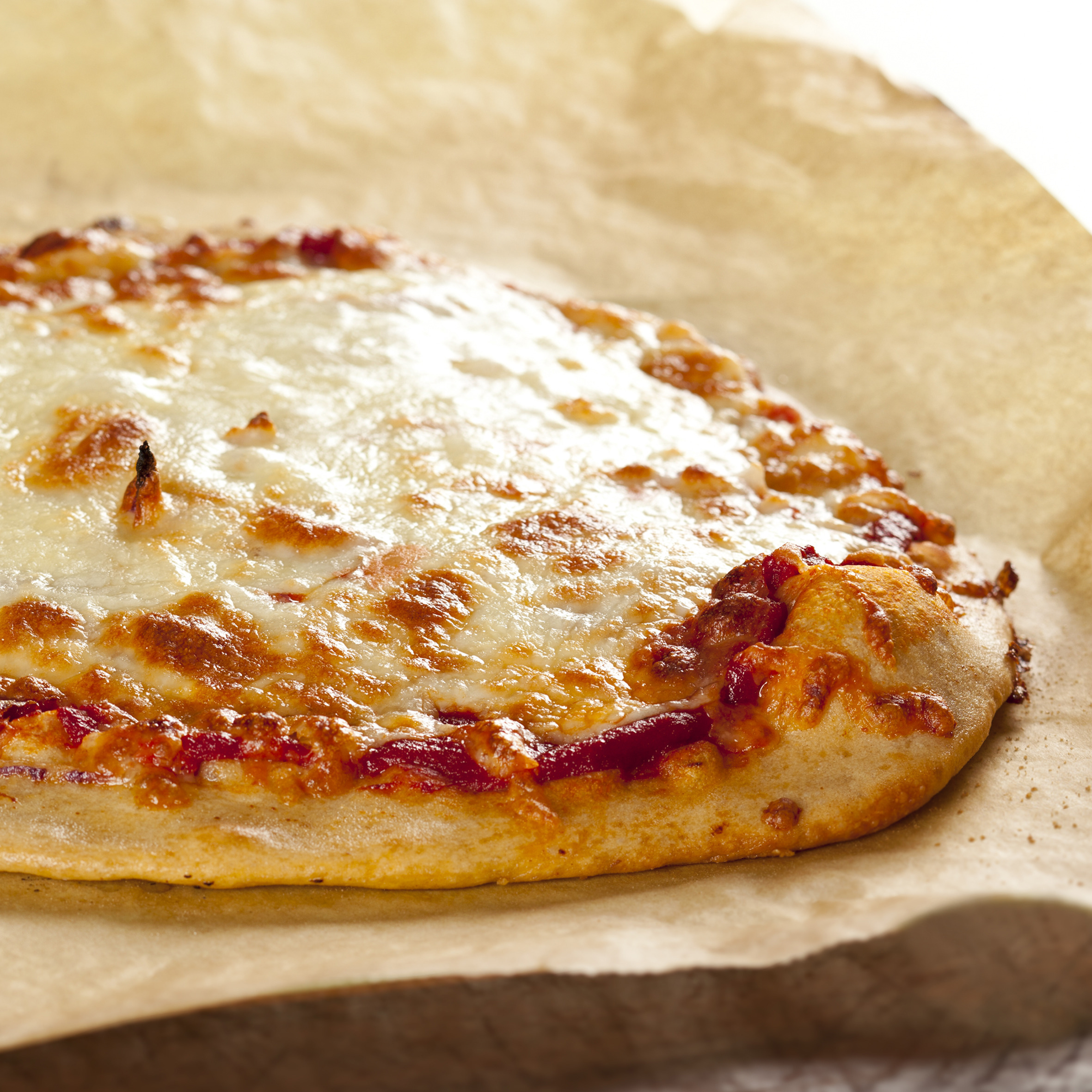 Pizza med tomat og ost