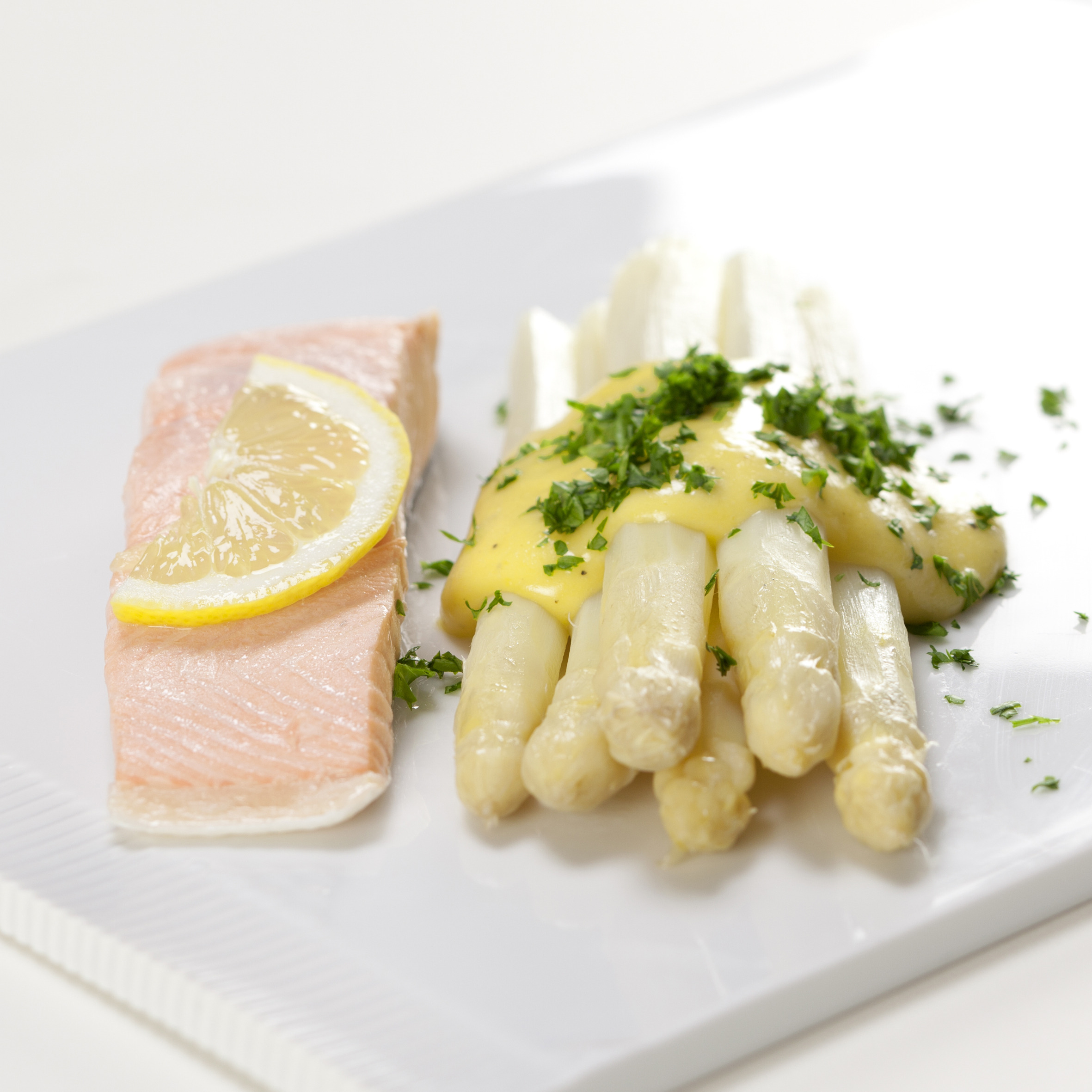Pocheret laks med hvide asparges og hollandaise sauce
