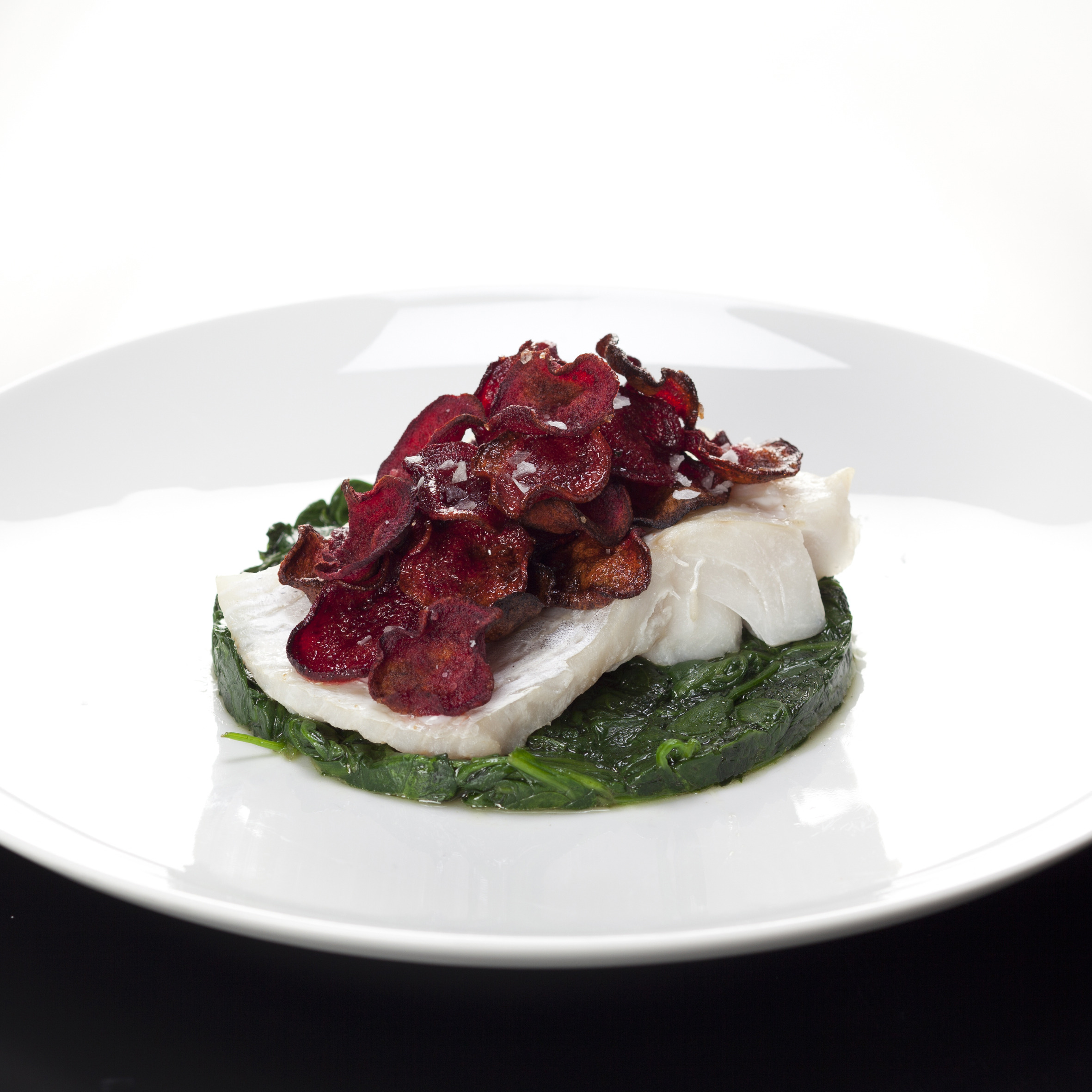 Pocheret torsk på spinat med rødbedechips