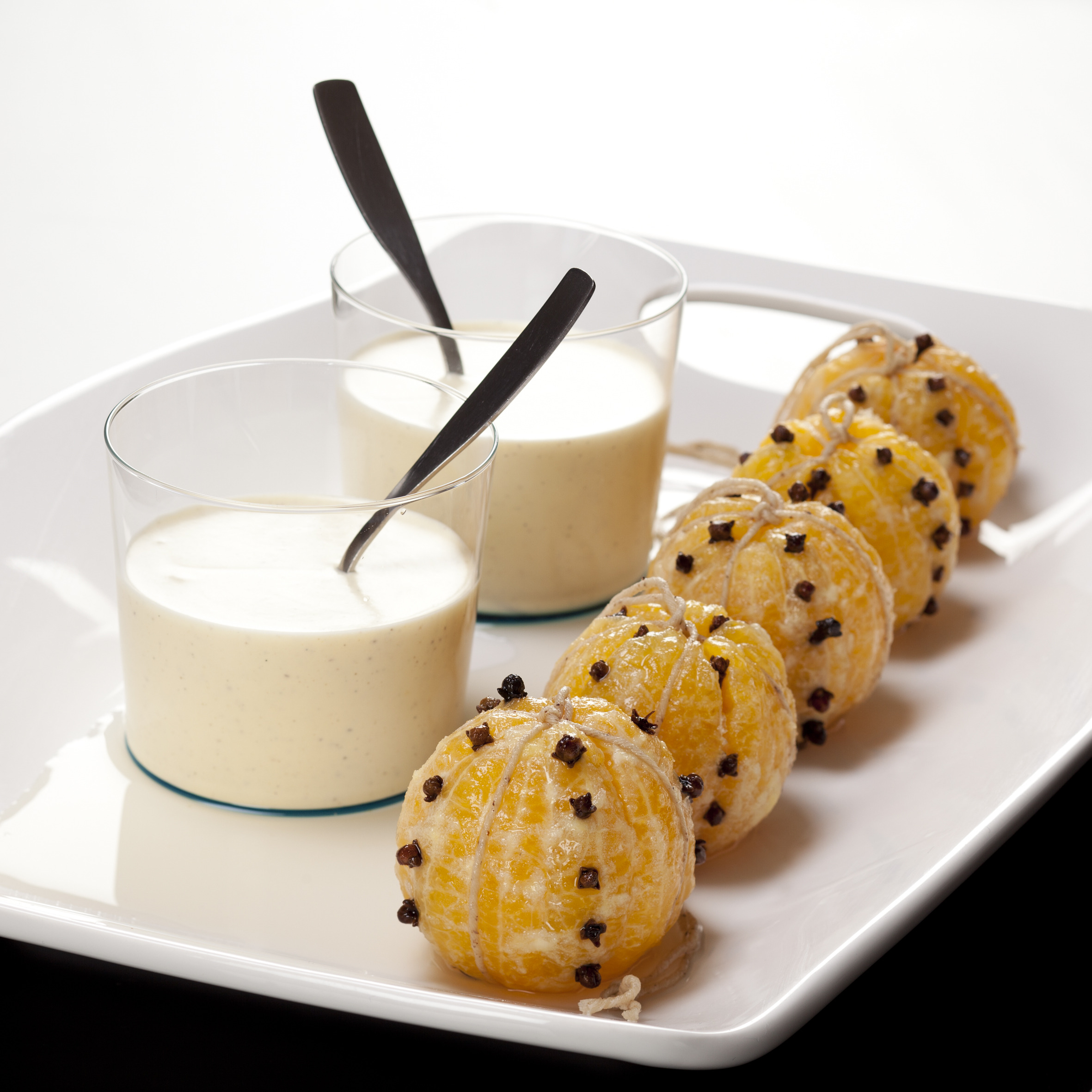 Portvinsmarinerede klementiner med nellike og råcreme