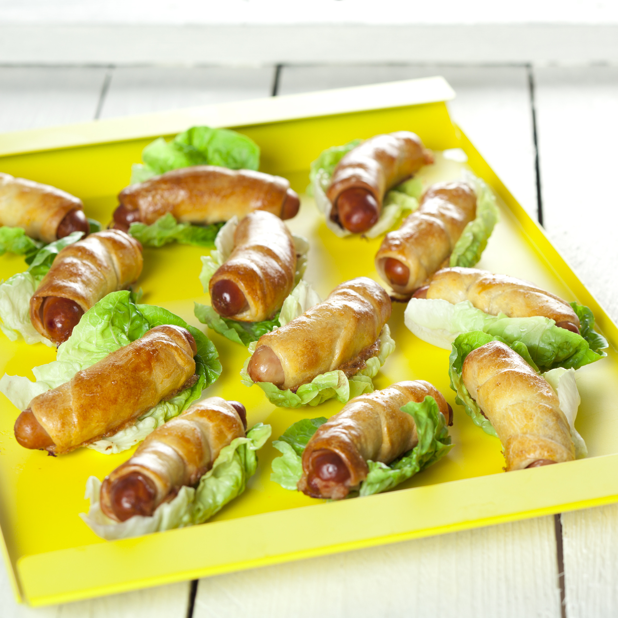 Pølsehorn i salatbåde