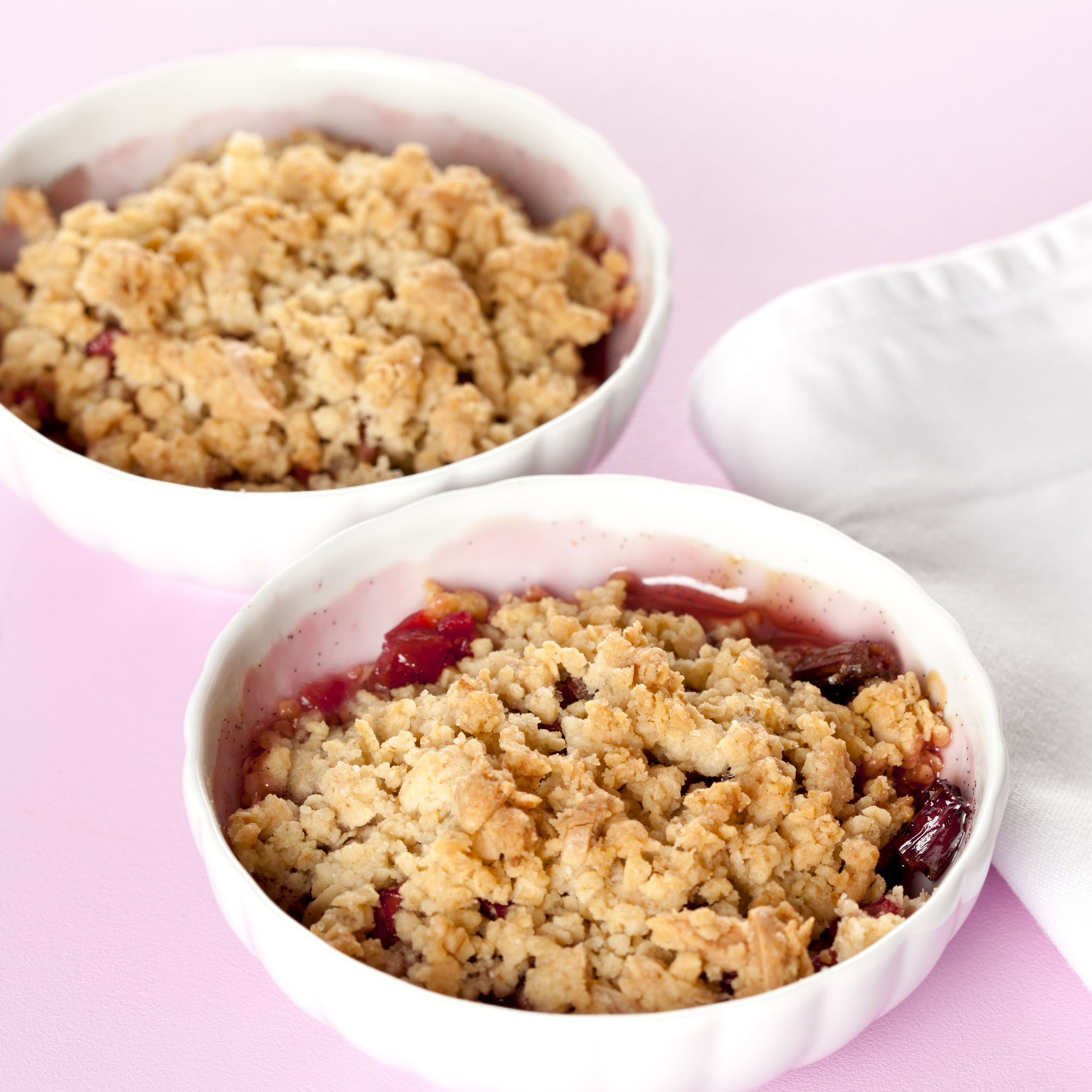 Rabarbercrumble med mandler og vaniljekorn