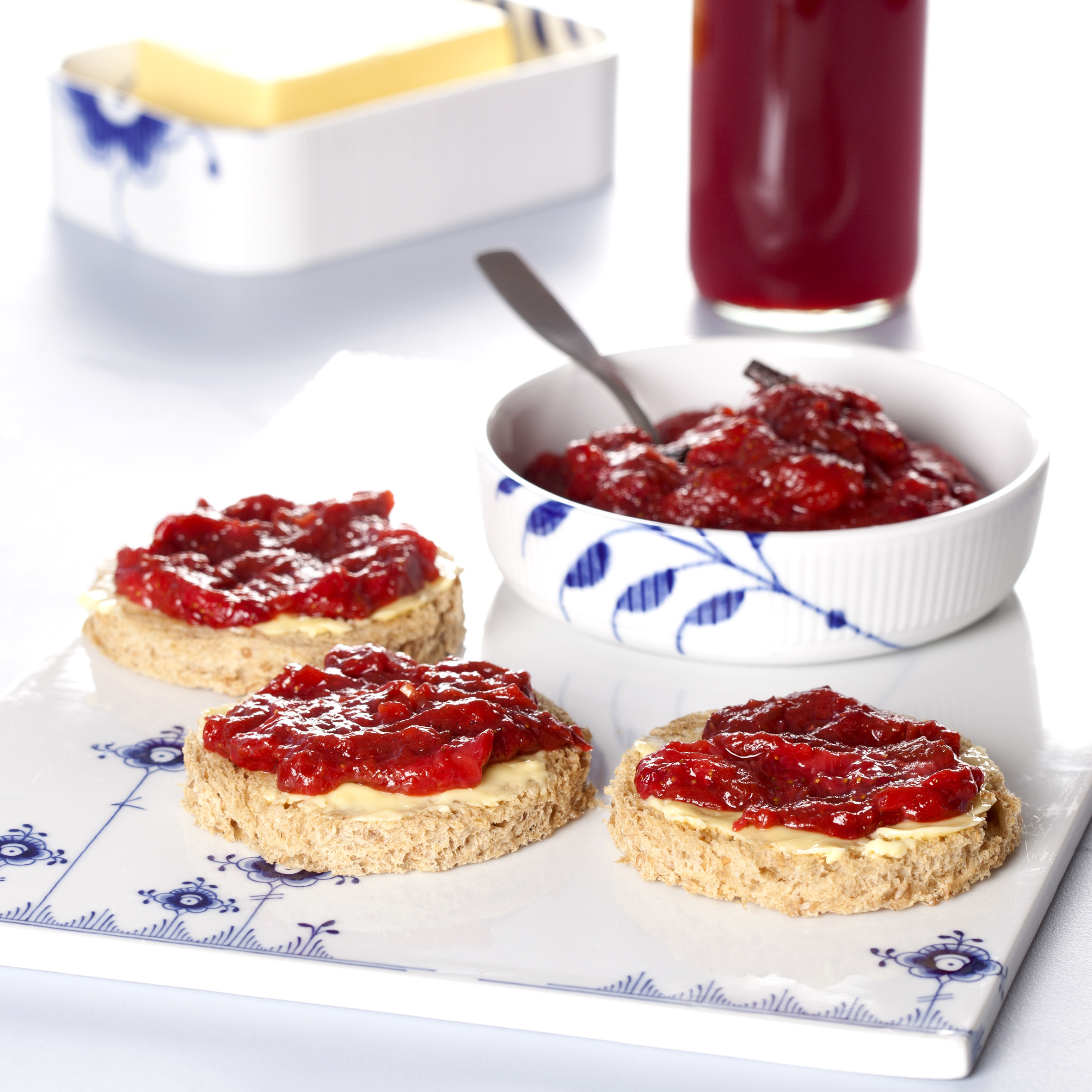 Rabarbersyltetøj med jordbær og hyldeblomst