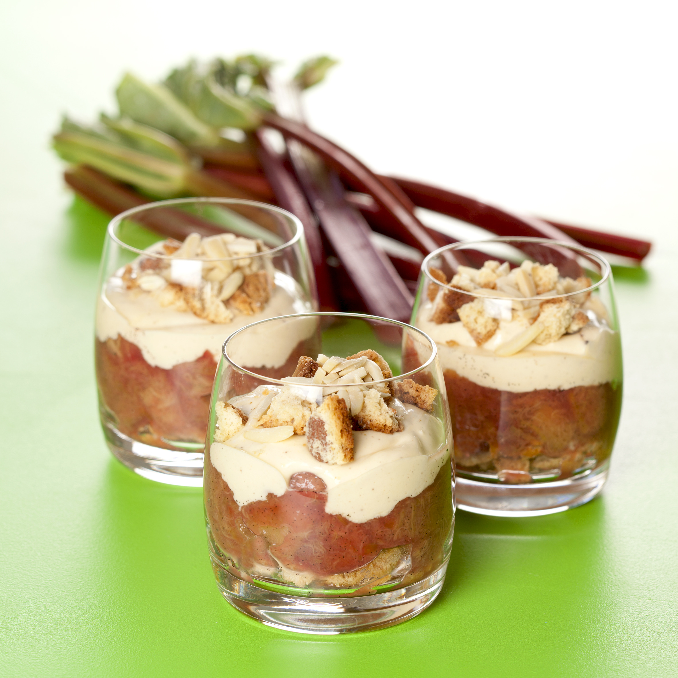 Rabarbertrifli med makroner og creme af mascarpone og skyr