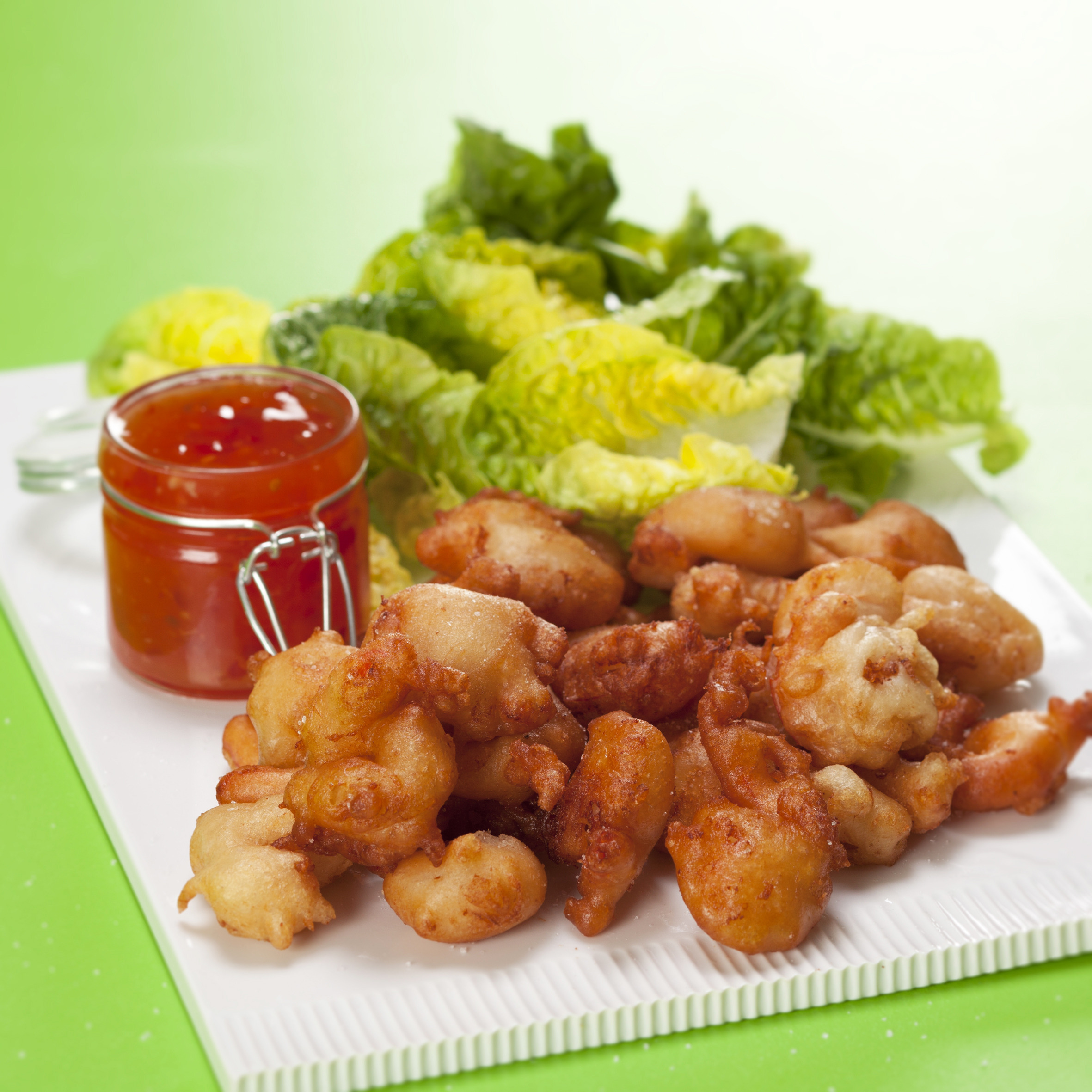 Rejer tempura - indbagte rejer med chilisauce og salat