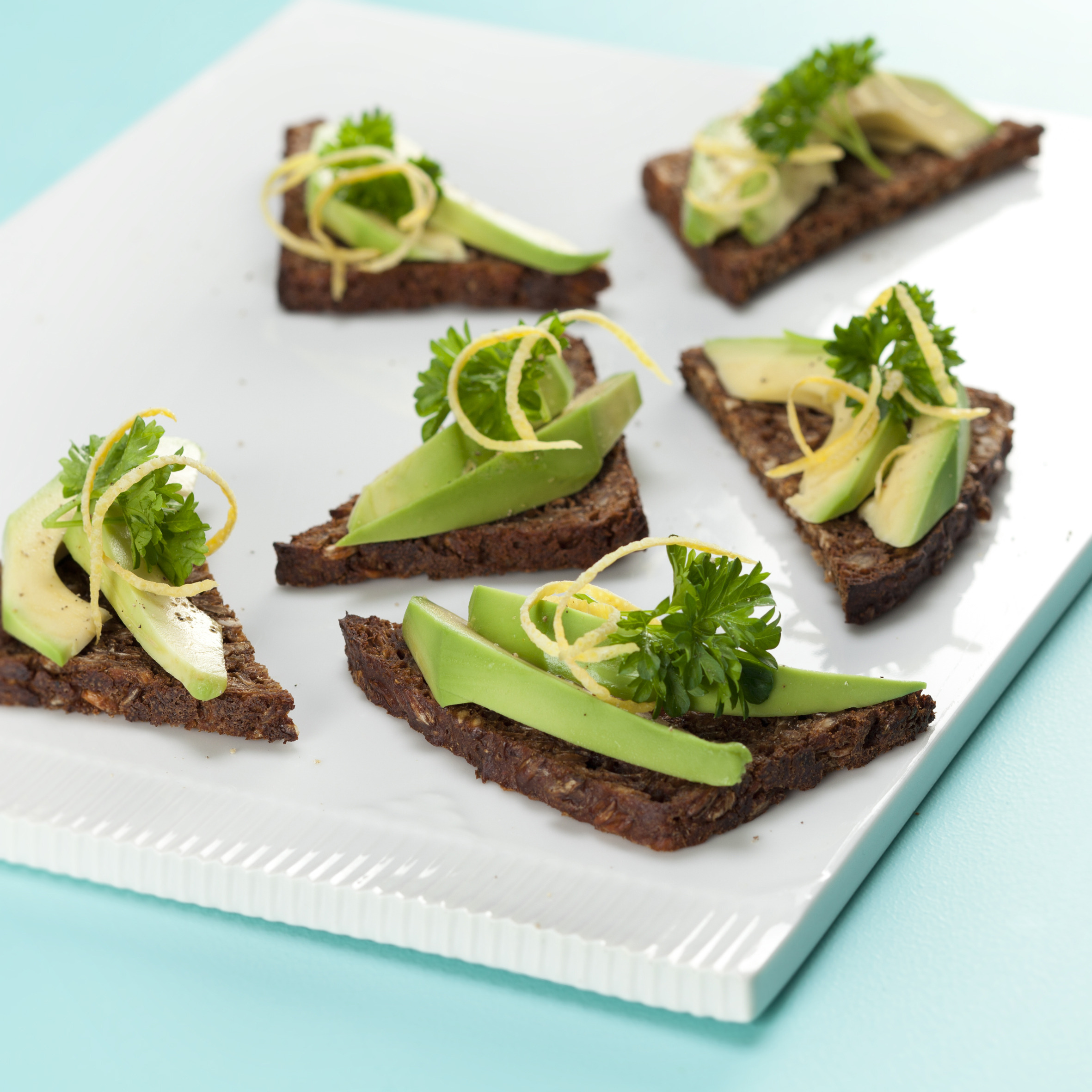 Ristet rugbrød med avocado, citron og persille