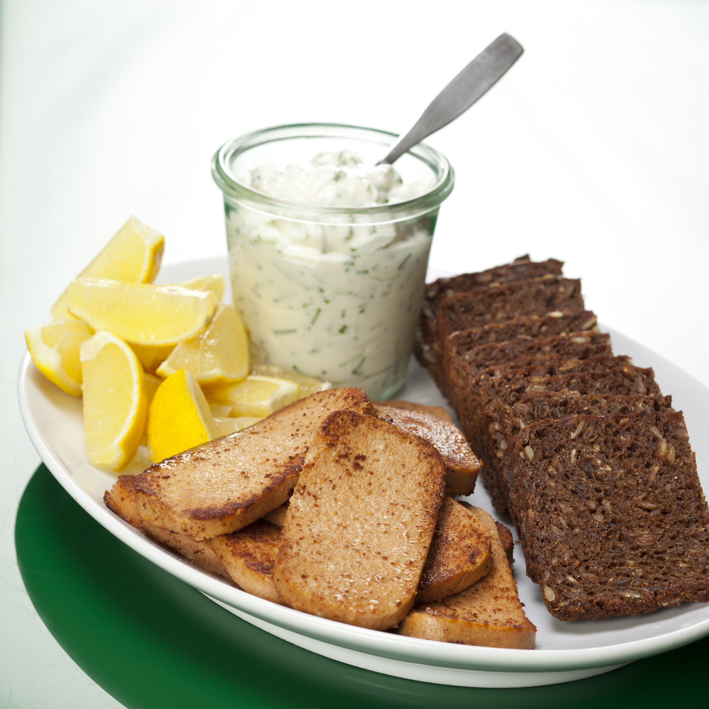 Ristet torskerogn med purløgsmayonnaise og ristet rugbrød