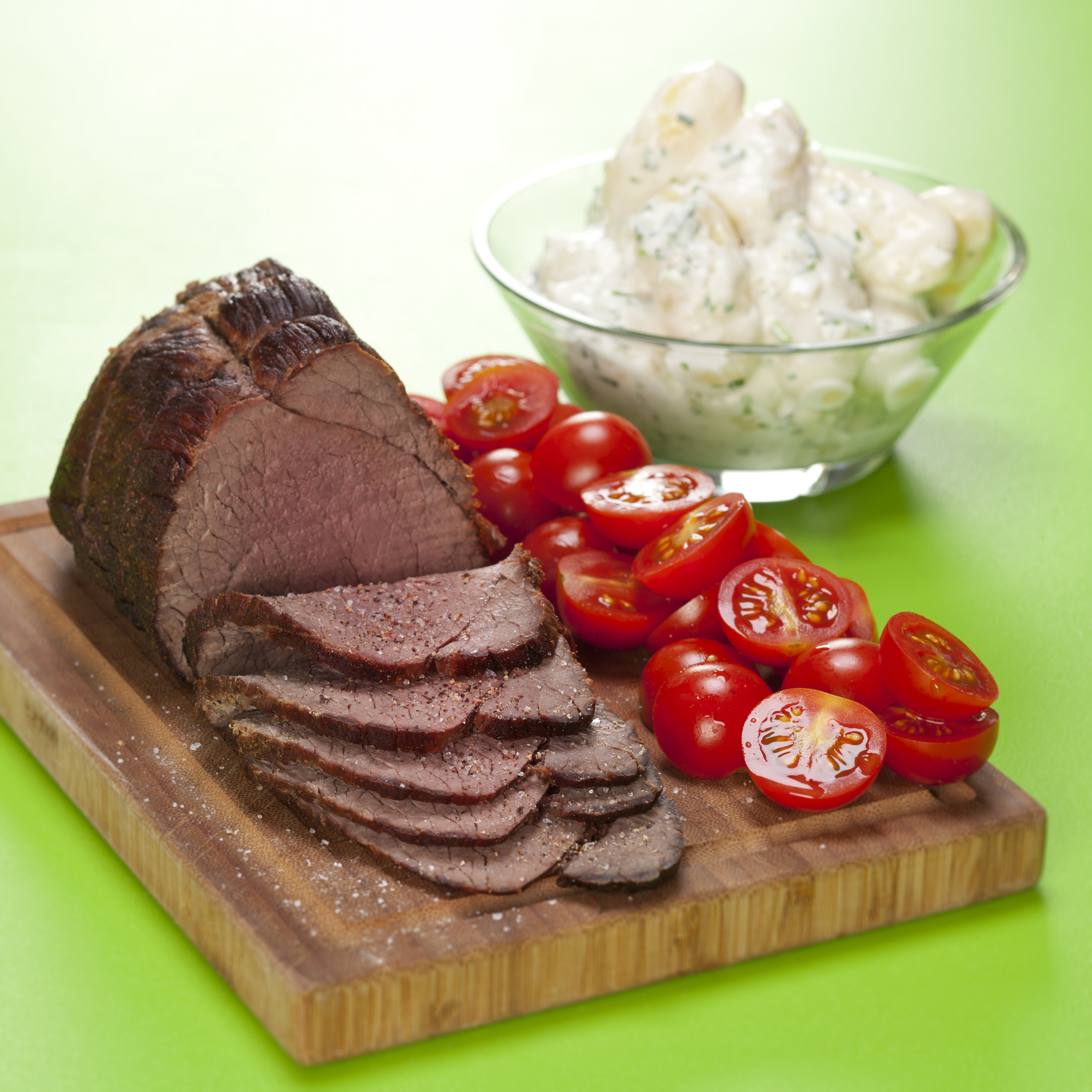 Roastbeef med kold kartoffelsalat med 3 slags løg
