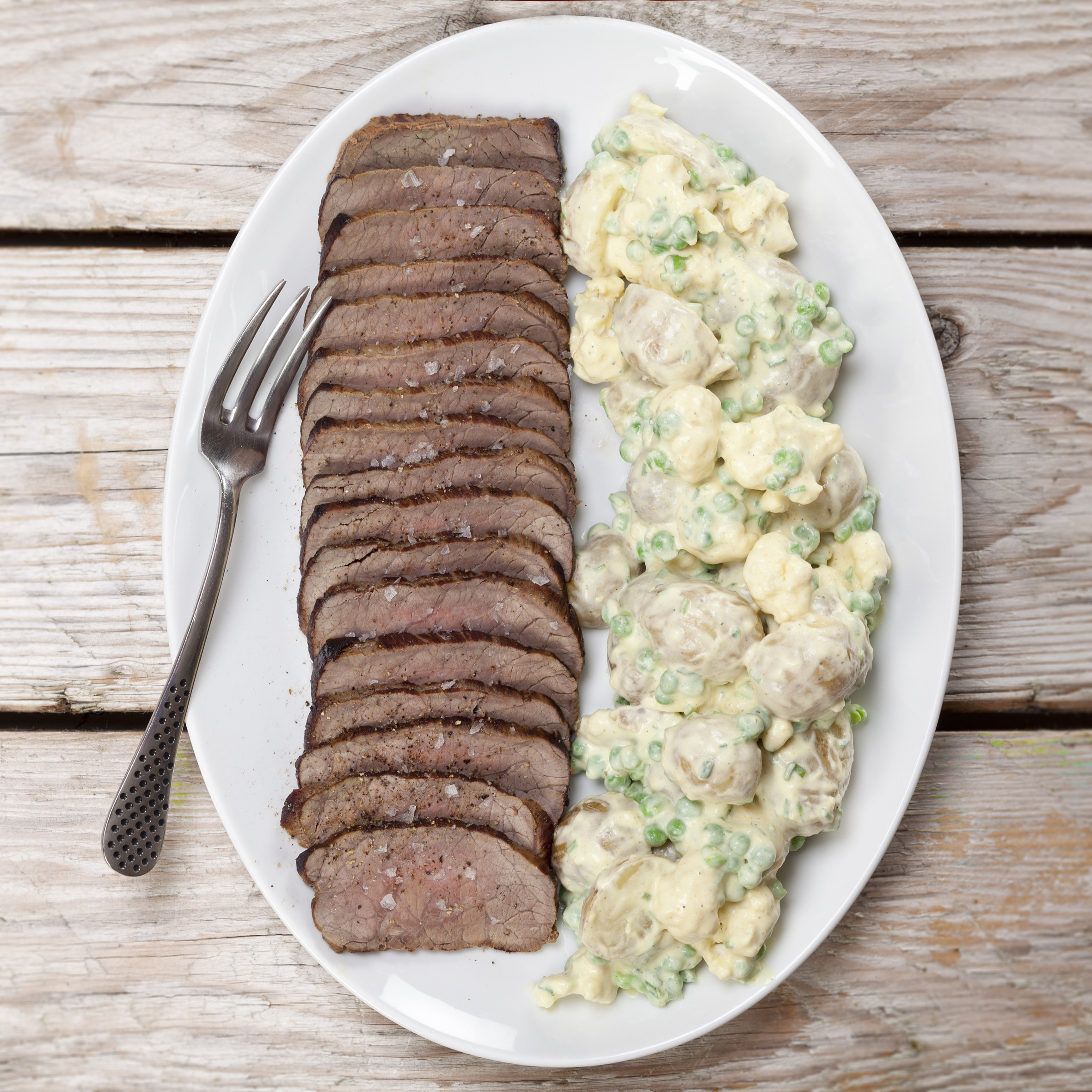 Roastbeef med kold kartoffelsalat med karry og ærter