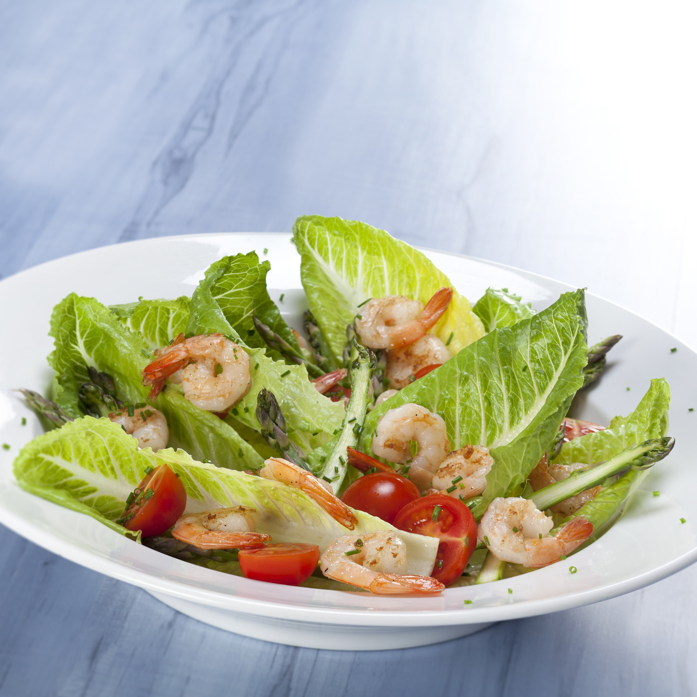 Romaine salat med rejer, asparges og tomater