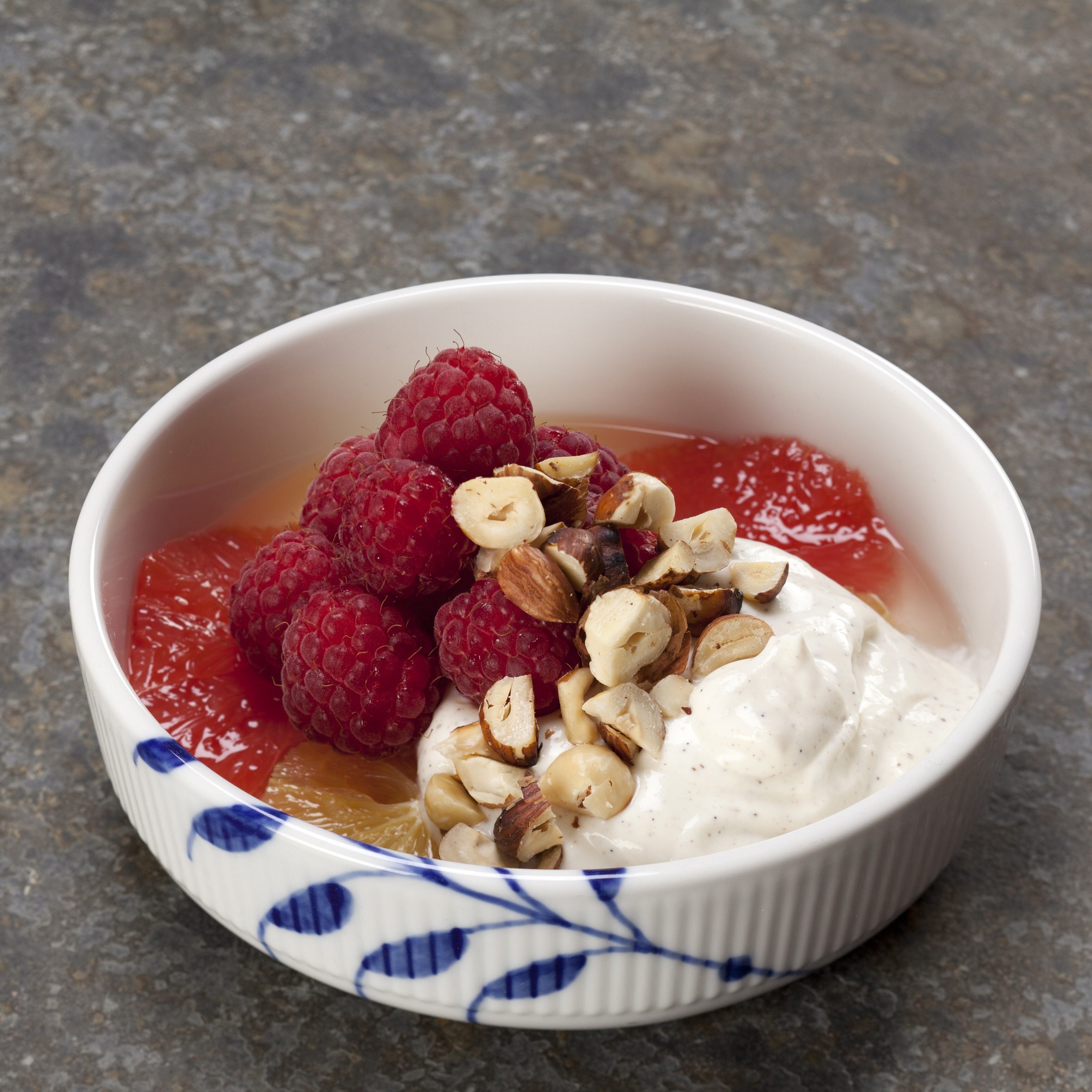 Rosa grape og appelsin med hyld, hindbær, creme og nødder