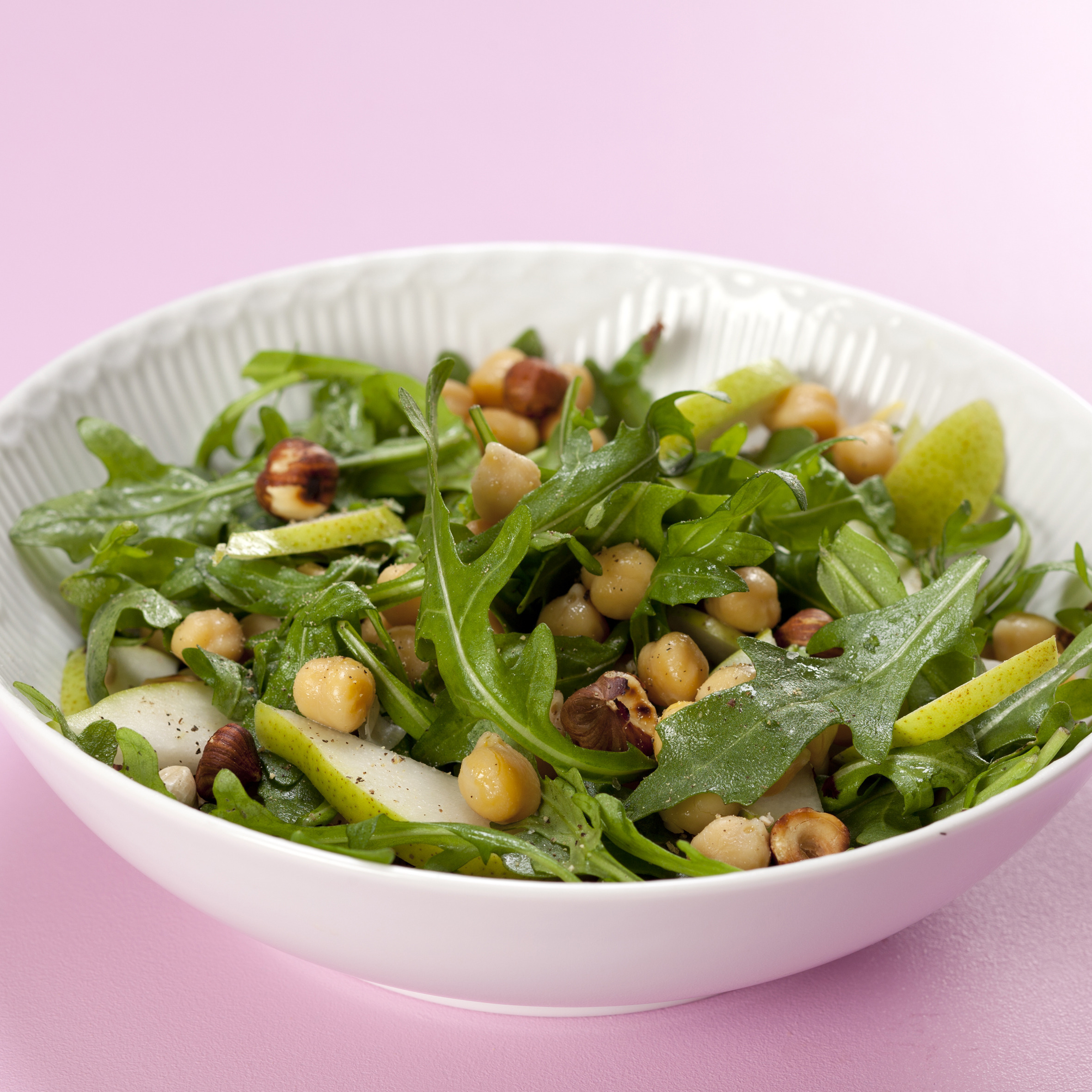 Rucola salat med kikærter, pære og hasselnødder