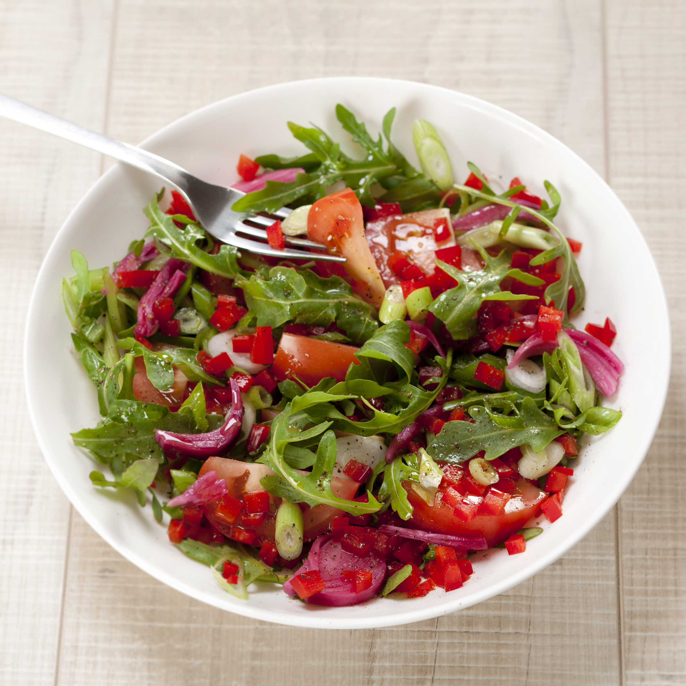 Rucola salat med tomat, rød peber og syltede rødløg